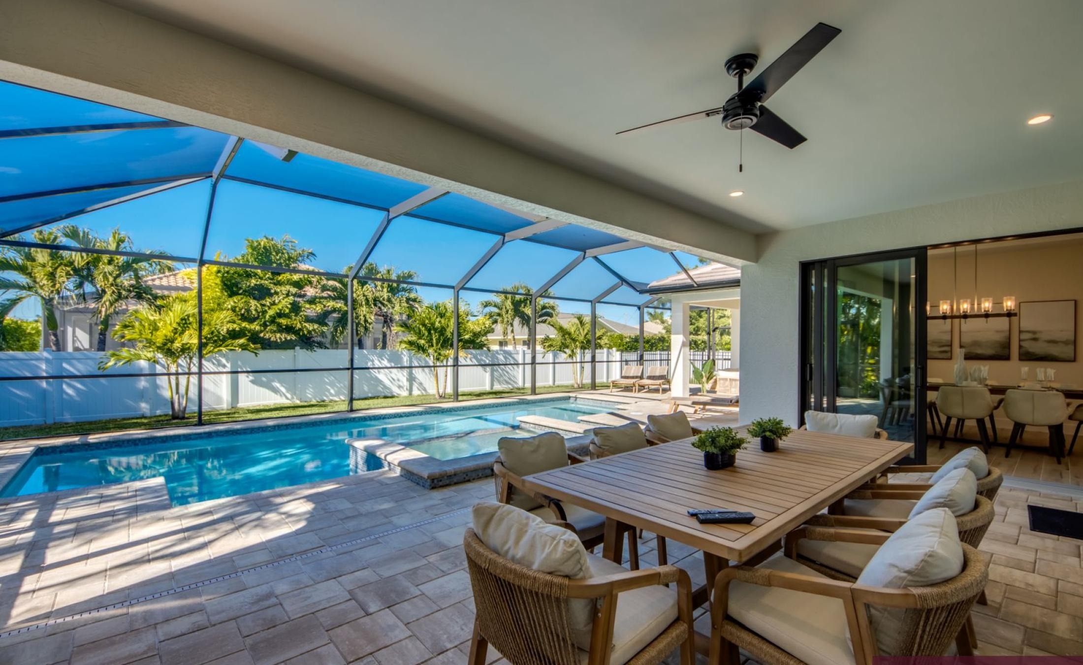 Beheizter Pool mit Spa/Jacuzzi auf der sonnigen Terrasse.