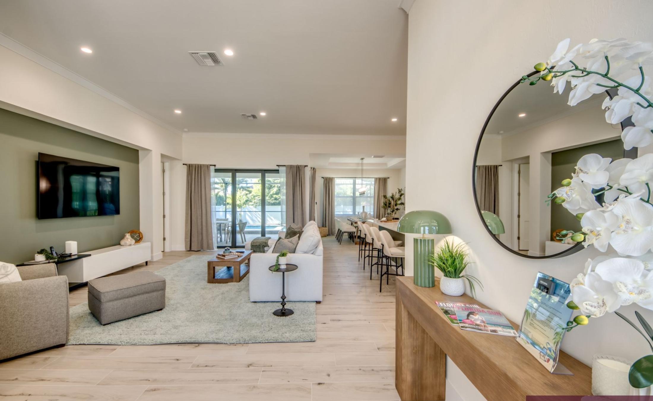 Beheizter Pool mit Jacuzzi und Sonnenterrasse im Außenbereich.