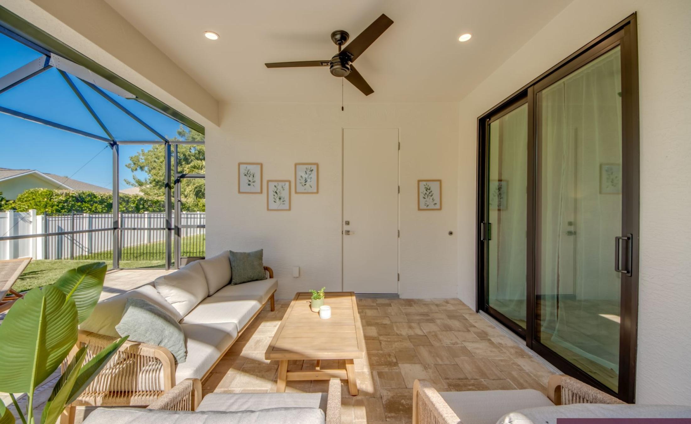 Beheizter Pool mit Spa/Jacuzzi auf der sonnigen Terrasse.