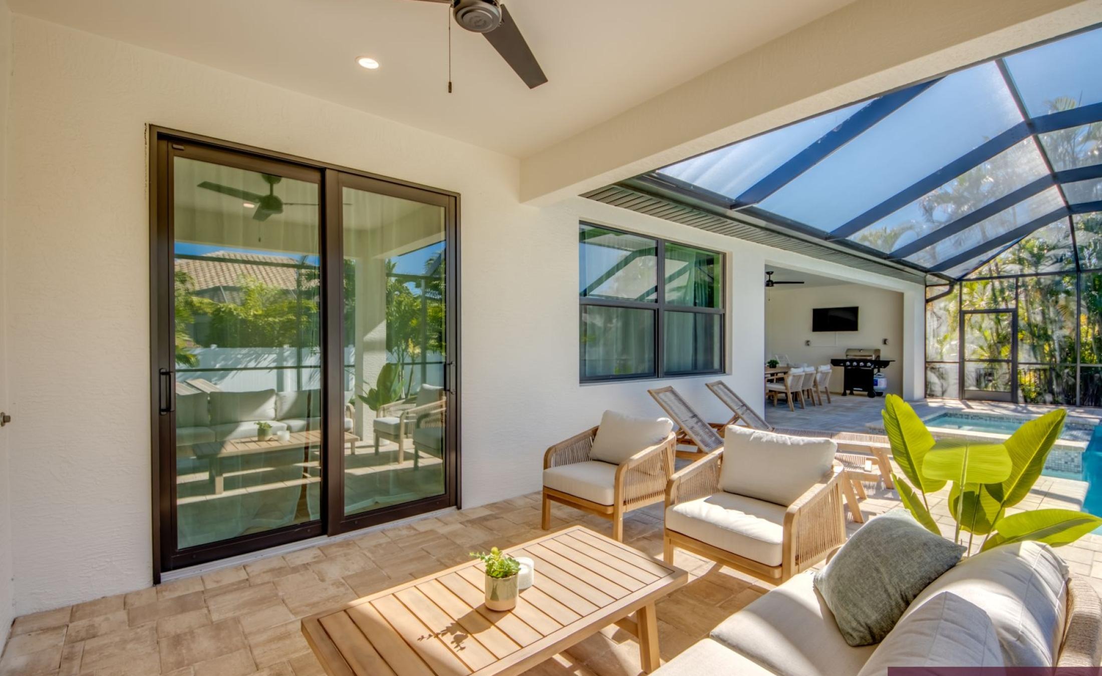 Beheizter Pool mit integriertem Jacuzzi auf der Sonnenterrasse.