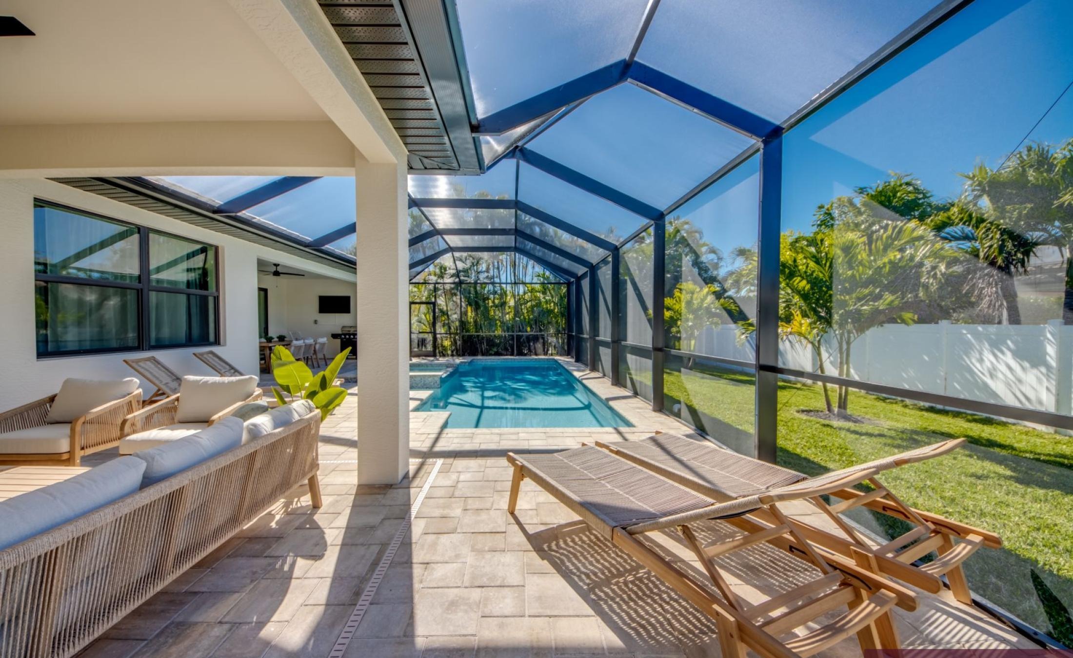 Beheizter Pool mit integriertem Jacuzzi auf der sonnigen Terrasse.