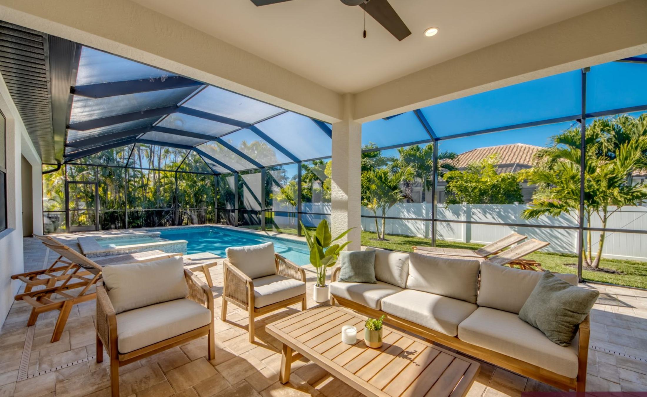 Beheizter Pool mit integriertem Jacuzzi auf der sonnigen Terrasse.