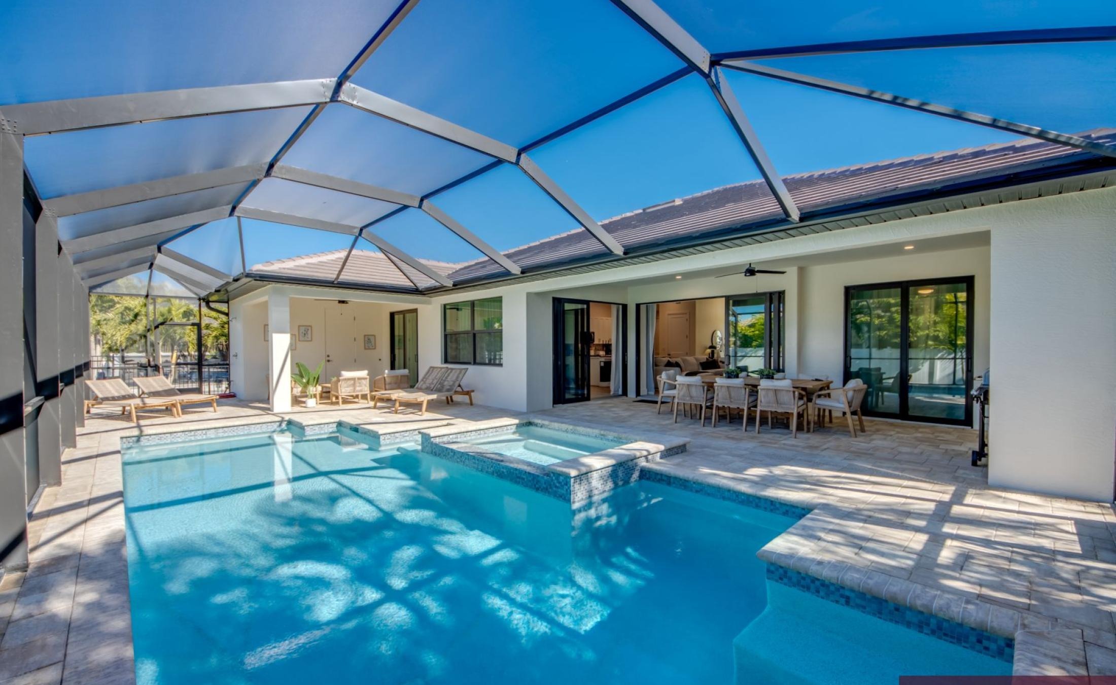 Beheizter Pool mit Jacuzzi auf der Terrasse, Westausrichtung für Sonnenuntergänge.