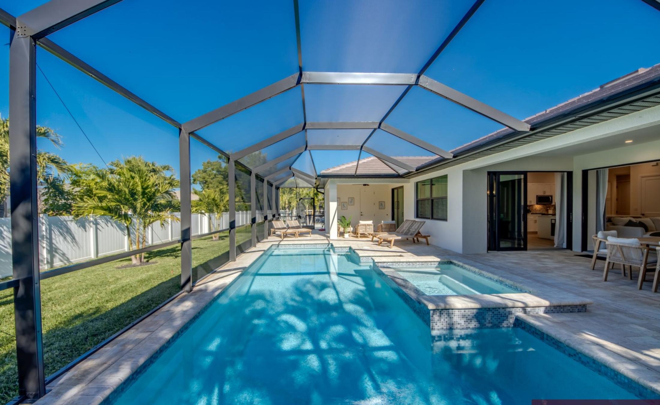 Beheizter Pool mit integriertem Jacuzzi auf der Terrasse.