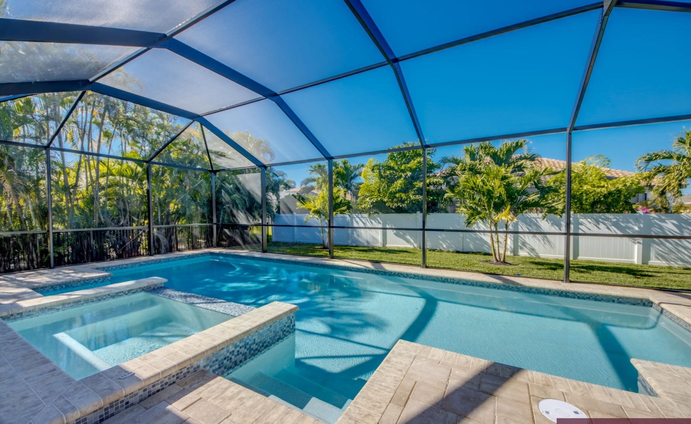 Beheizter Pool mit Jacuzzi auf der Terrasse.