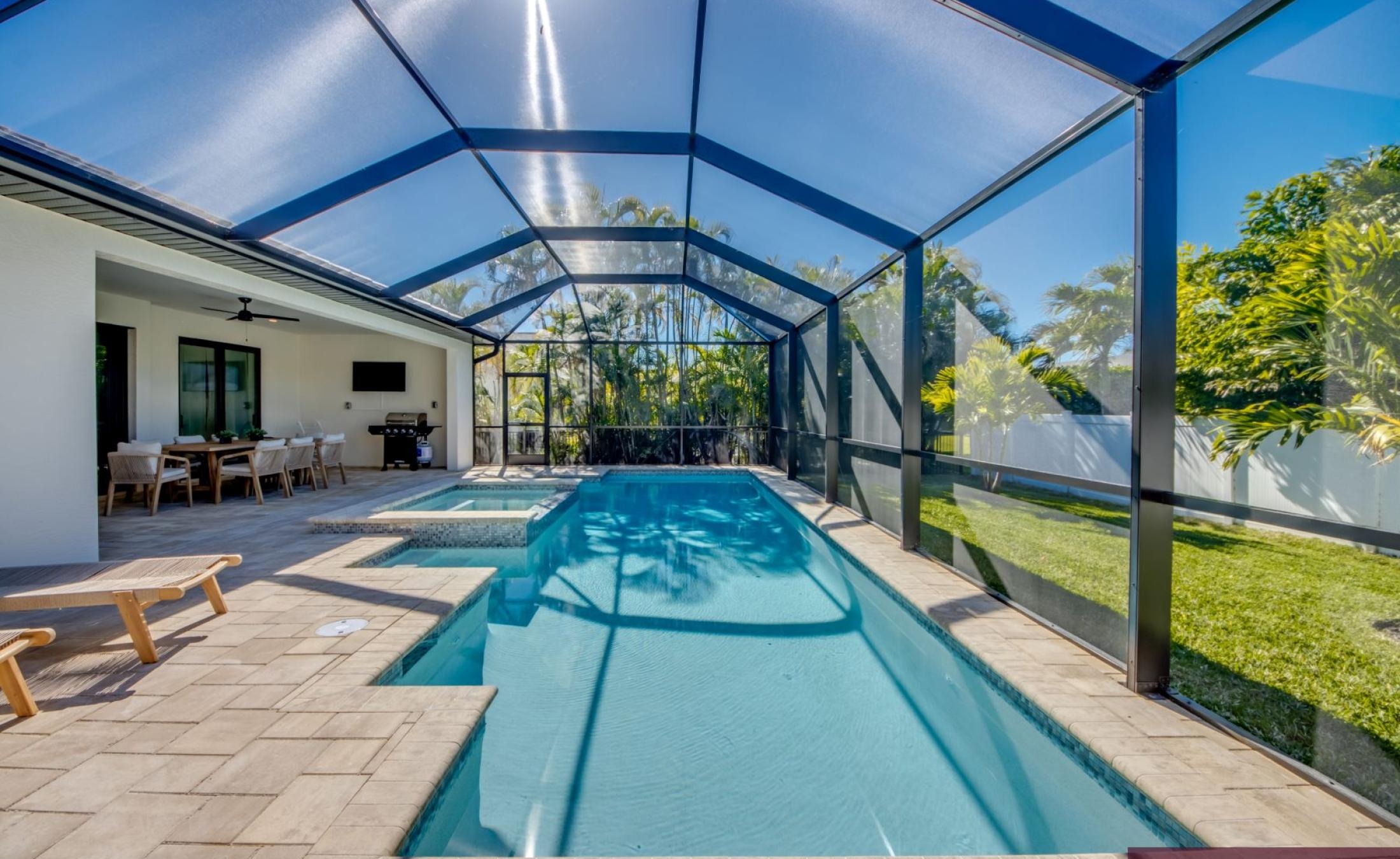 Beheizter Pool mit Jacuzzi auf der Terrasse.