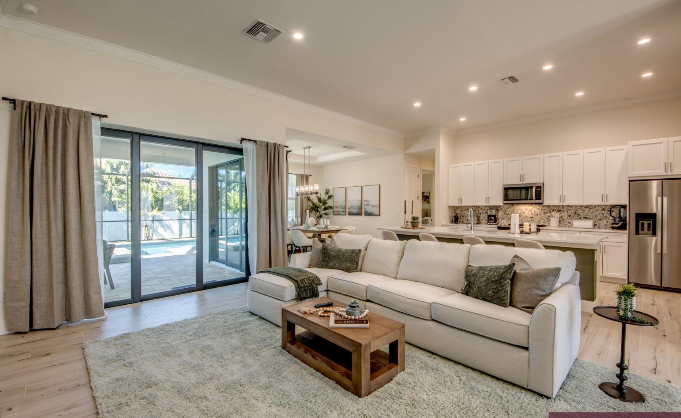 Beheizter Pool mit integriertem Jacuzzi auf sonniger Terrasse.