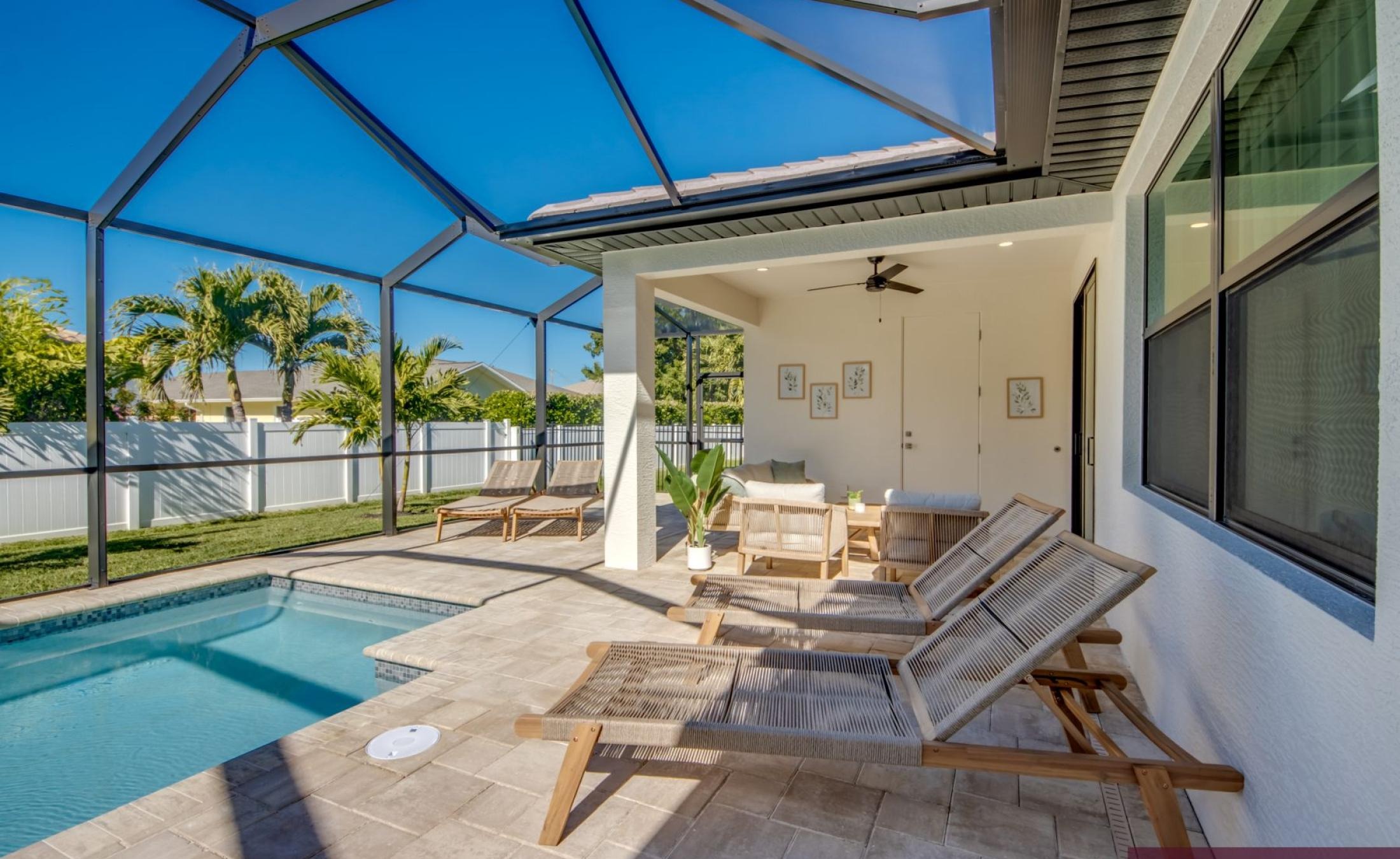 Beheizter Pool mit Spa/Jacuzzi auf der Terrasse in Westausrichtung.