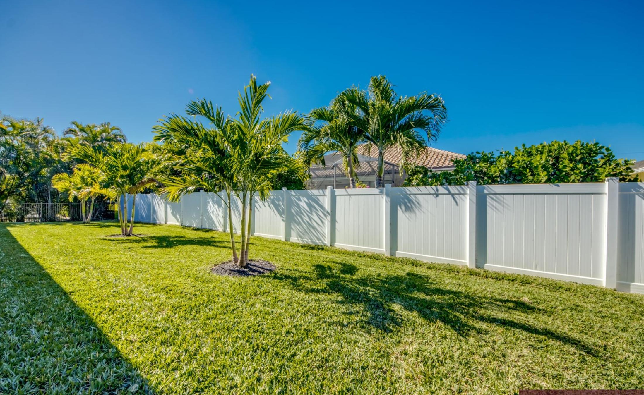 Beheizter Pool mit Spa/Jacuzzi auf sonniger Terrasse.