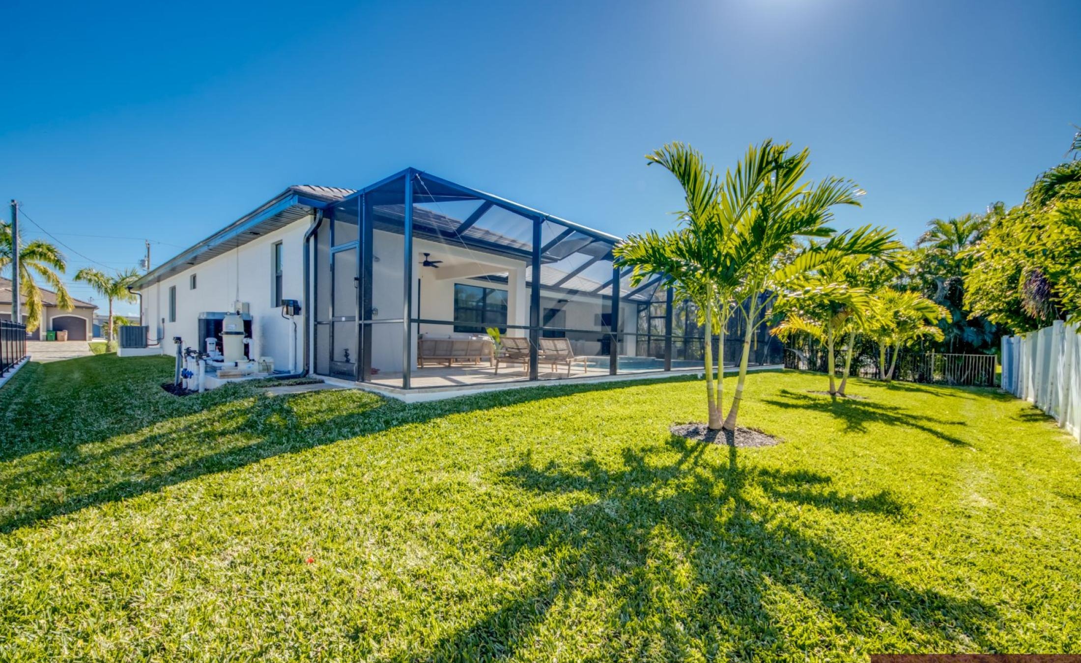 Moderne Villa in ruhiger Lage in Südwest-Cape Coral mit beheiztem Pool und Jacuzzi.