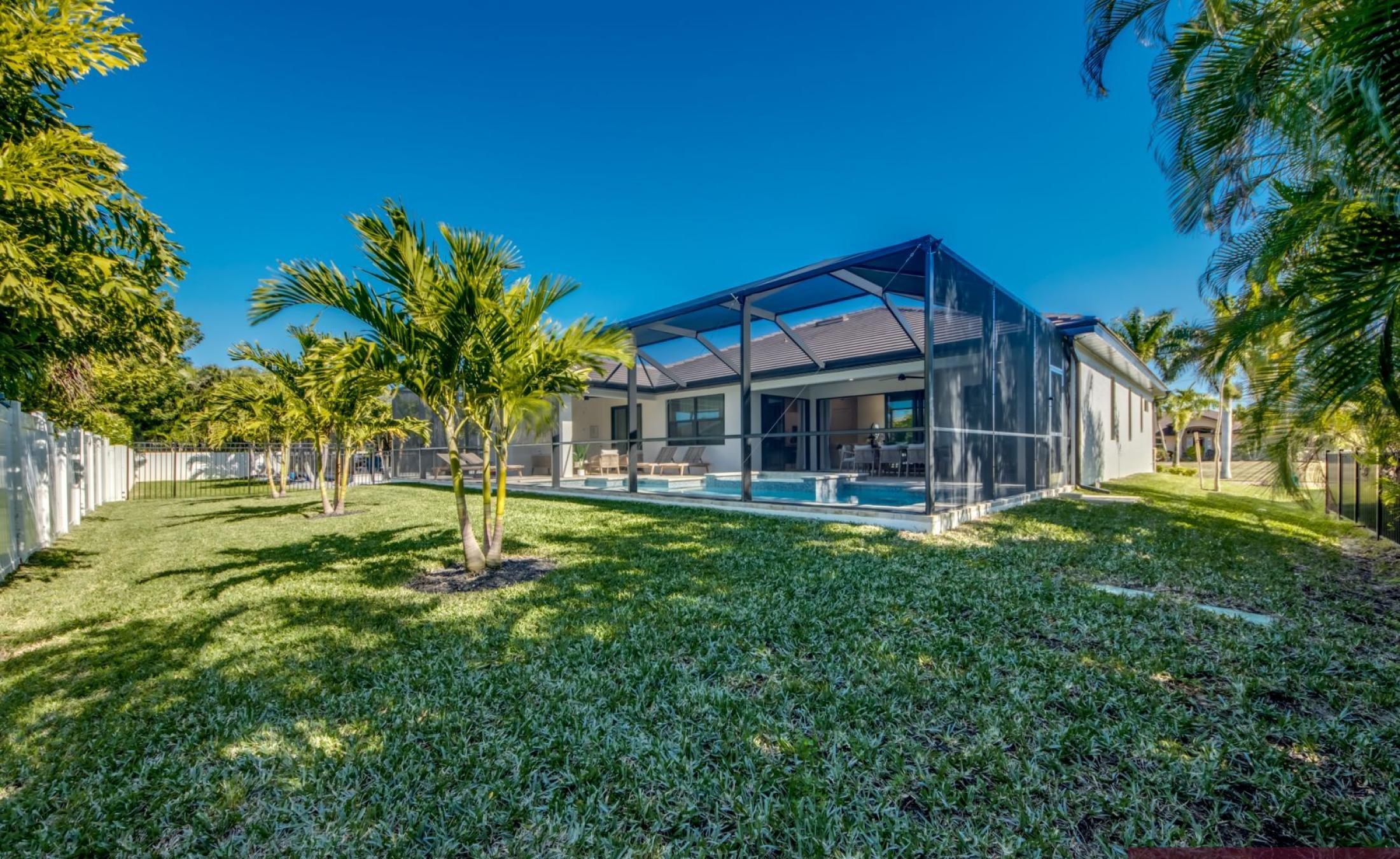 Elektrisch beheizter Pool mit Spa/Jacuzzi auf der sonnigen Terrasse.