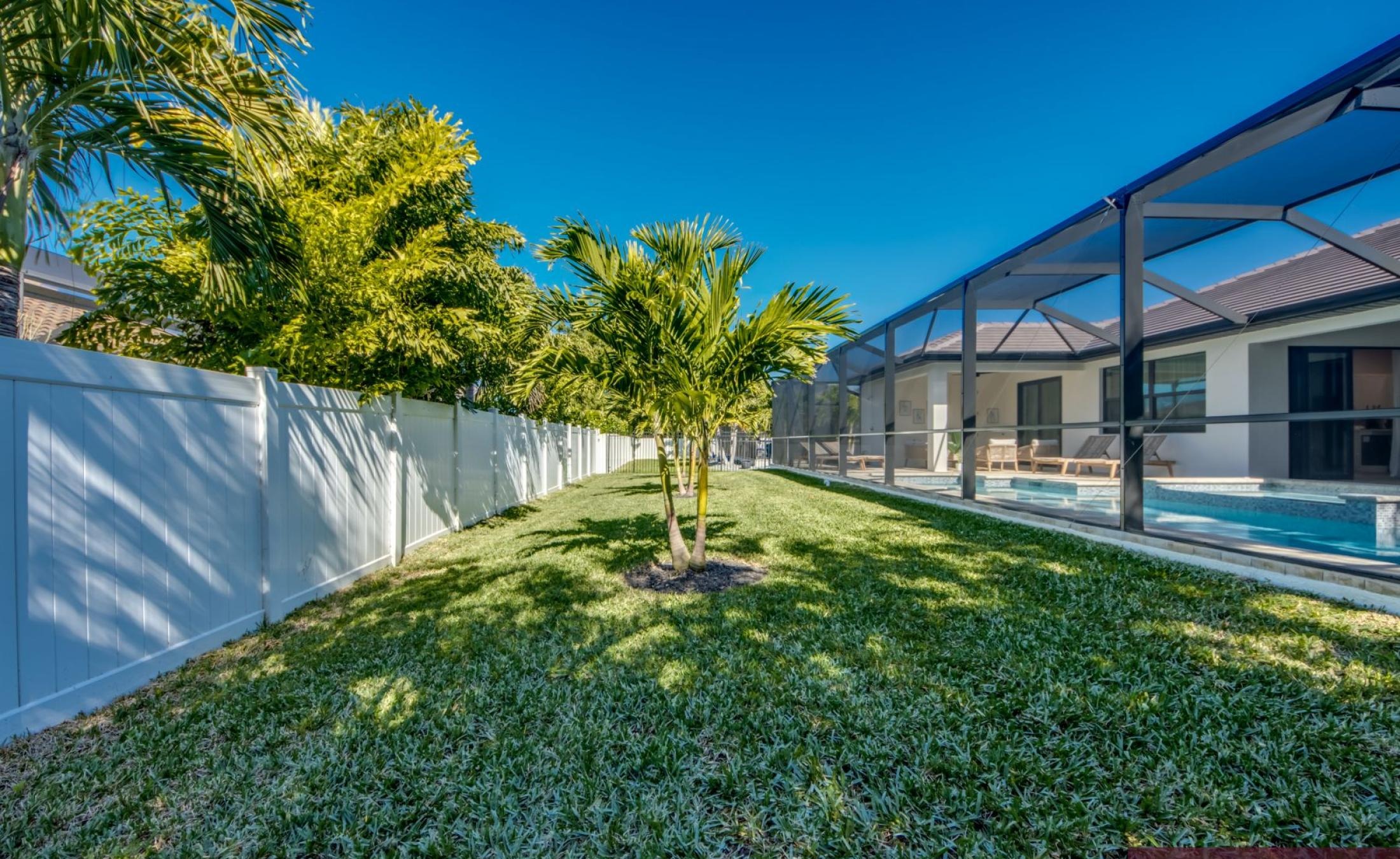 Beheizter Pool mit Jacuzzi auf der sonnigen Terrasse.