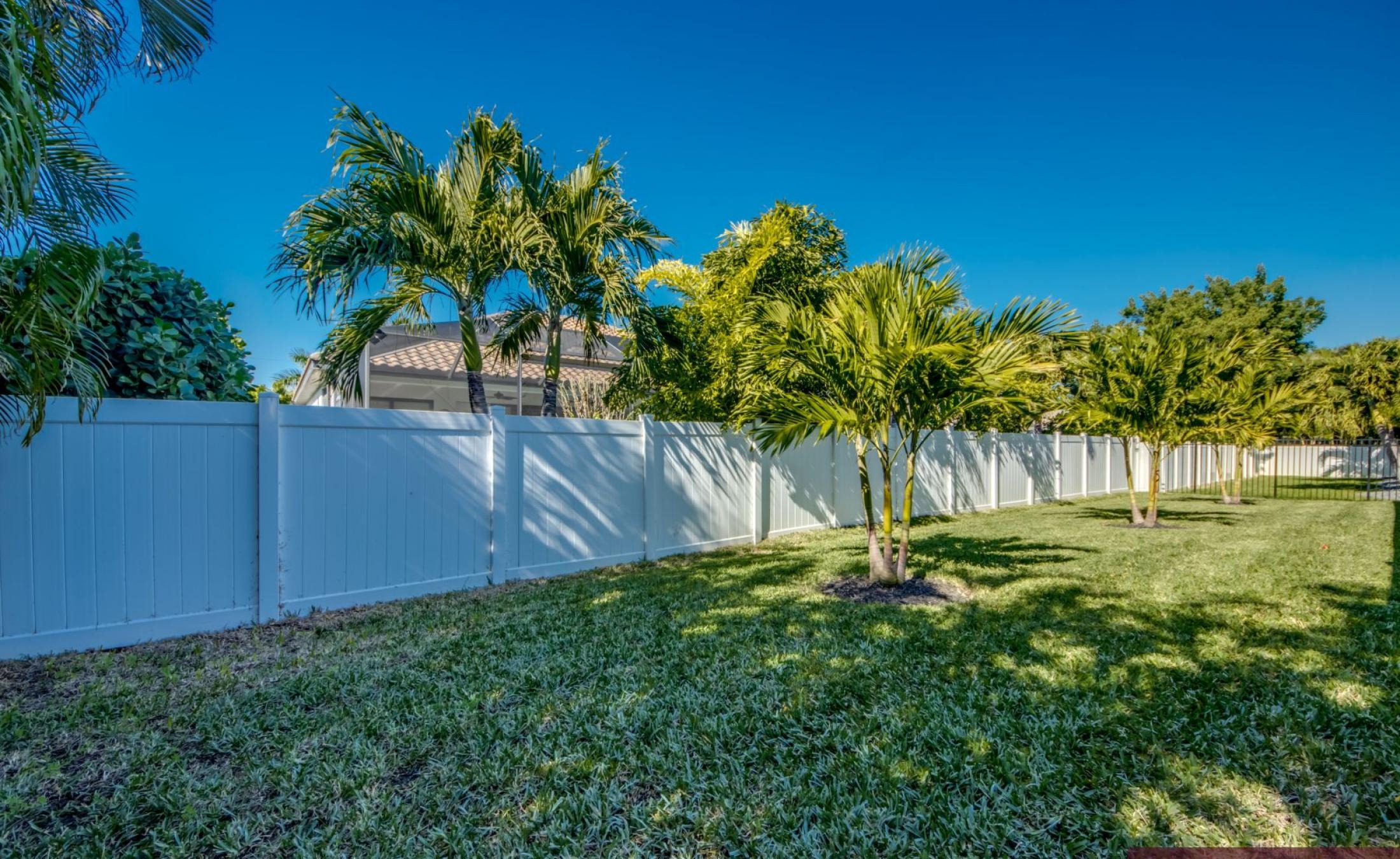 Beheizter Pool mit integriertem Whirlpool auf der sonnigen Terrasse.