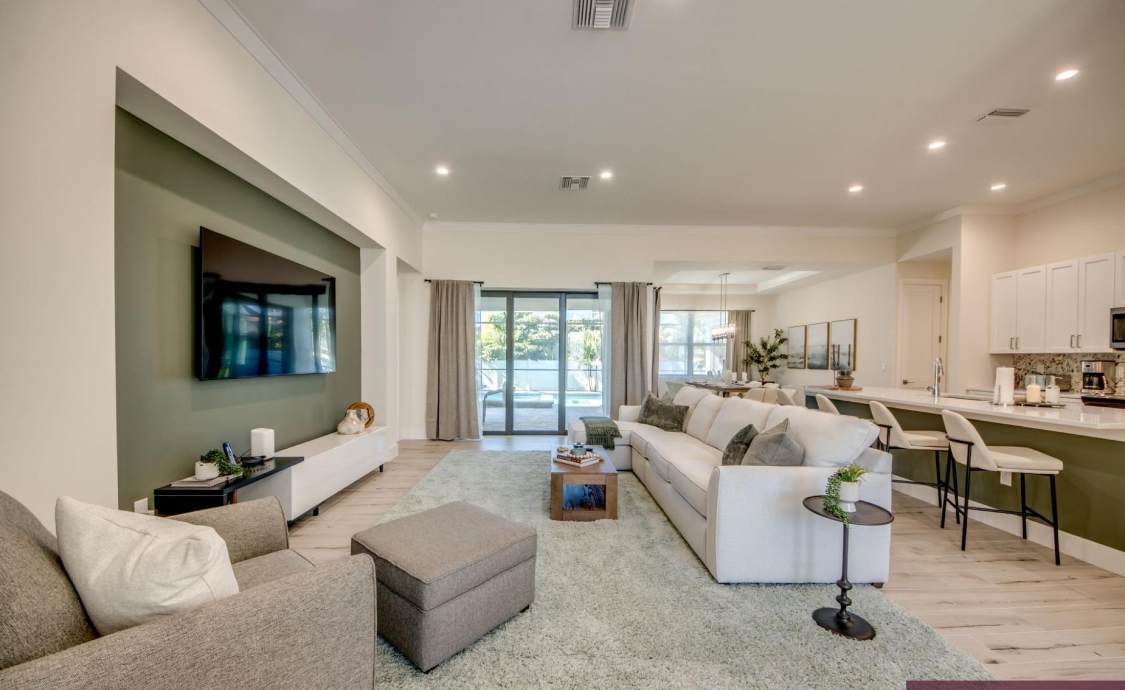 Beheizter Pool mit Jacuzzi auf der Terrasse.