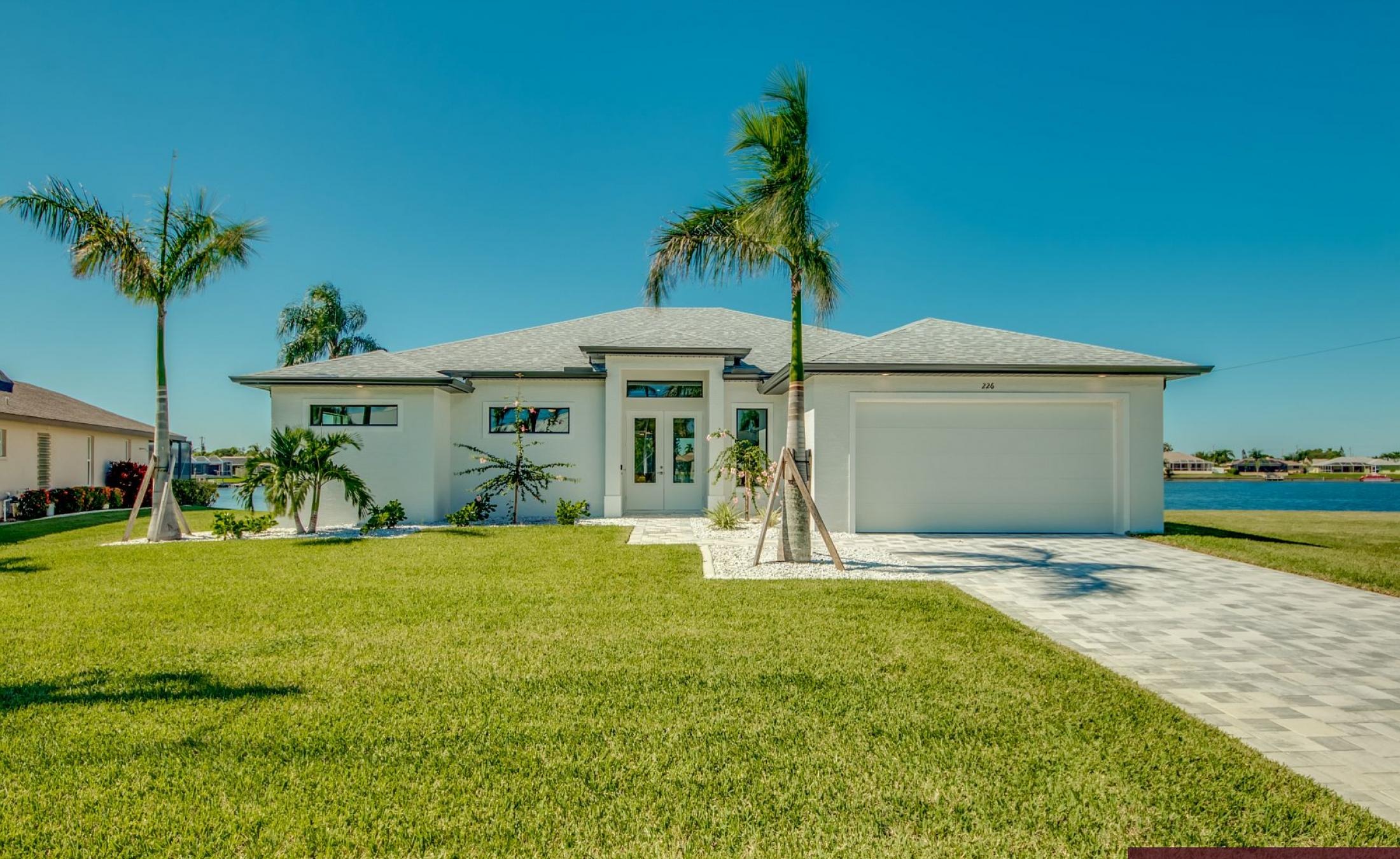 Beheizter Pool mit Sunledge und Blick auf den See.