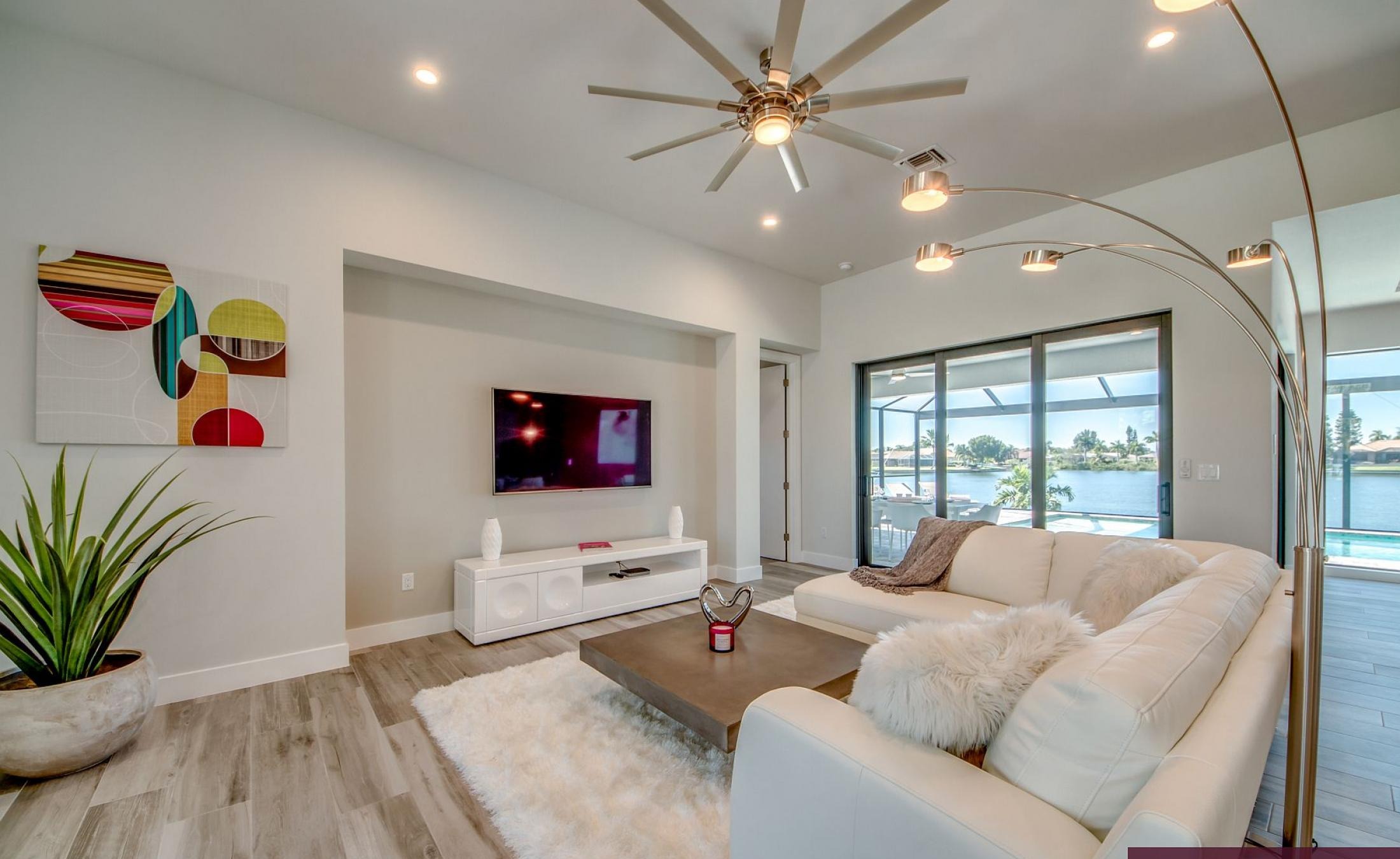 Beheizter Pool mit Sunledge und Blick auf den See/Frischwasserkanal bei Sonnenuntergang.