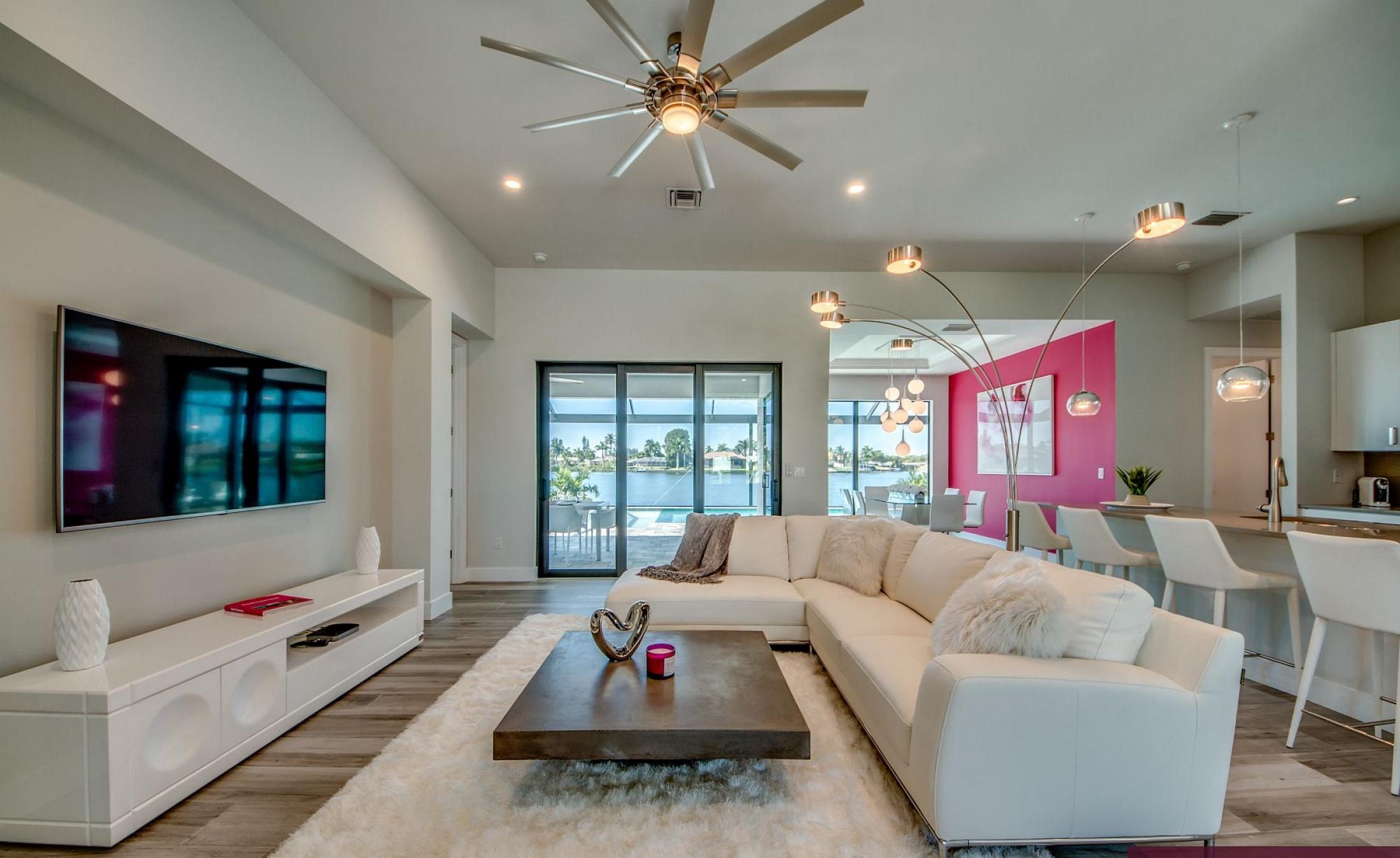 Beheizter Pool mit Sunledge und Blick auf den See bei Sonnenuntergang.