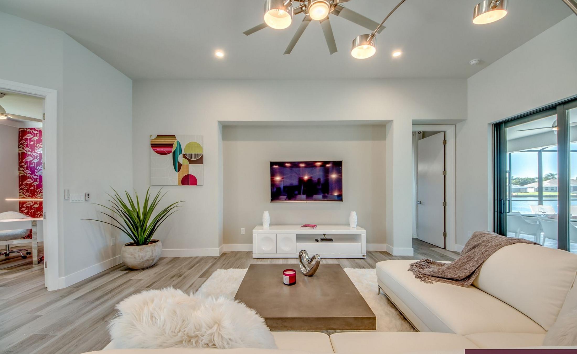 Beheizter Pool mit Sunledge und Blick auf den See.