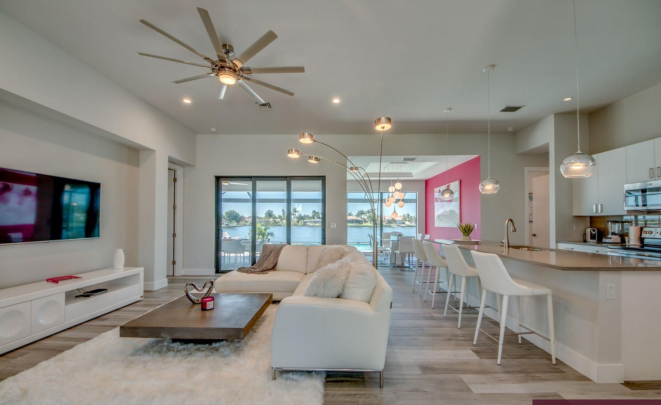 Beheizter Pool mit Sunledge und Blick auf den See/Frischwasserkanal.