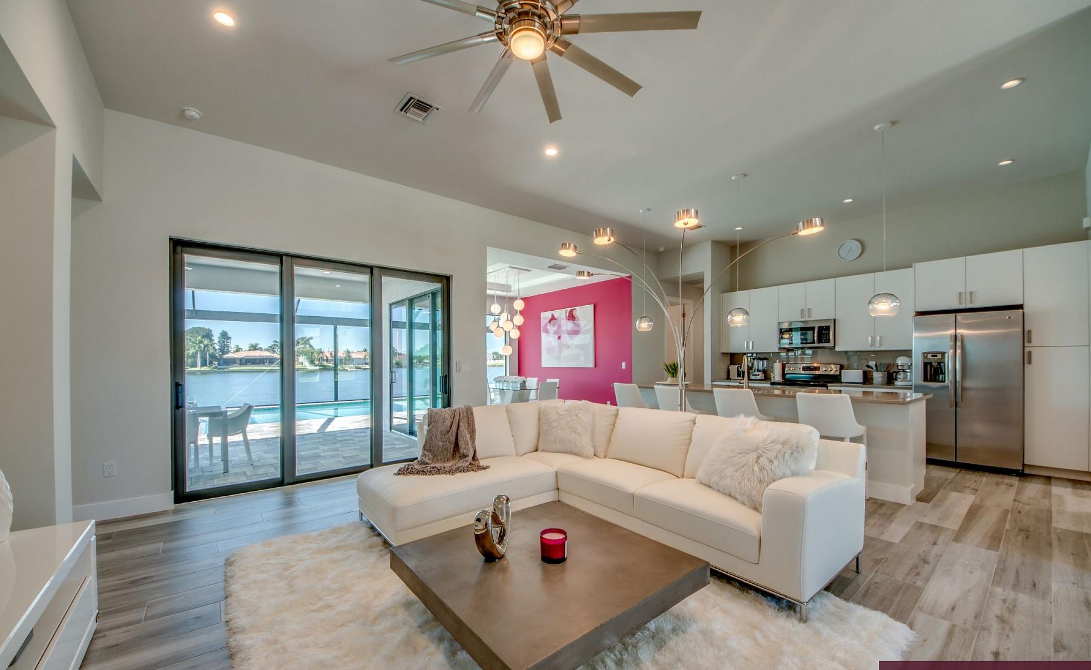 Beheizter Pool mit Sunledge und Blick auf den See/Frischwasserkanal.