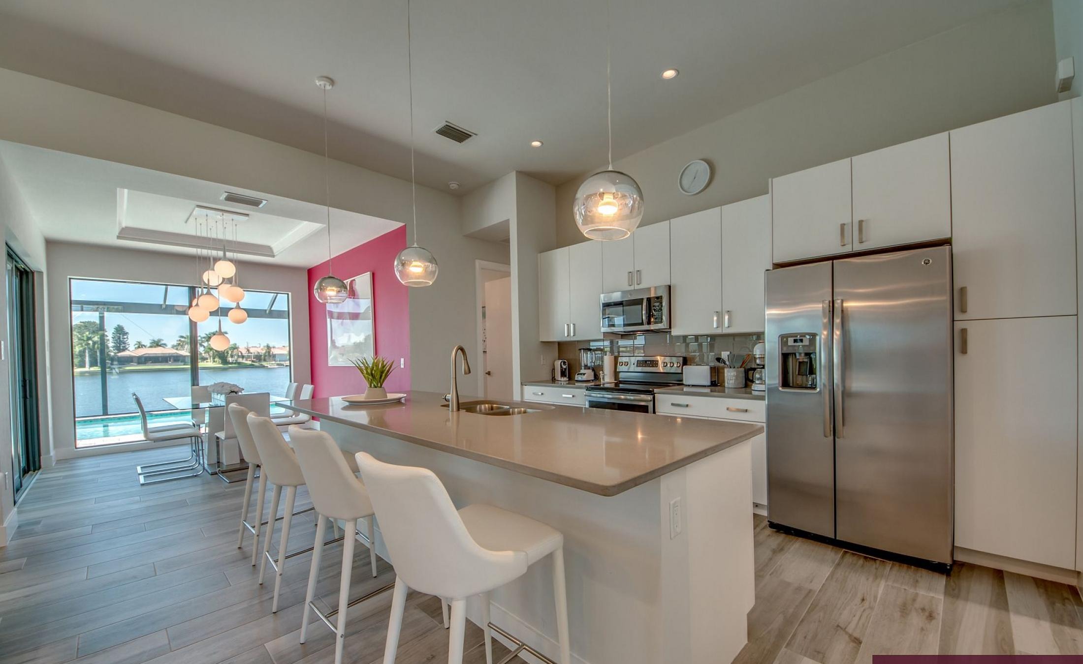 Beheizter Pool mit Sunledge und Blick auf den See.