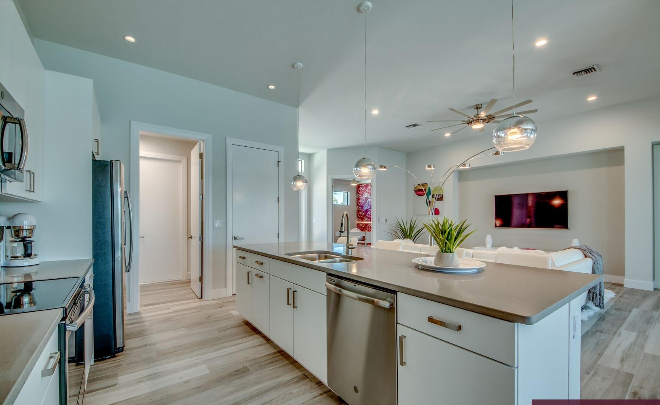 Beheizter Pool mit Sunledge und Blick auf den See bei Sonnenuntergang.