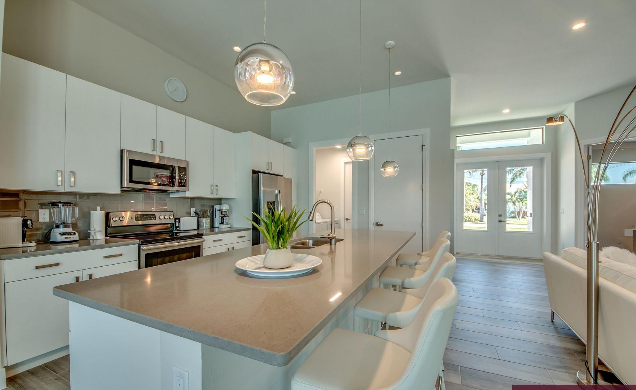 Beheizter Pool mit Sunledge und Blick auf den See/Frischwasserkanal.