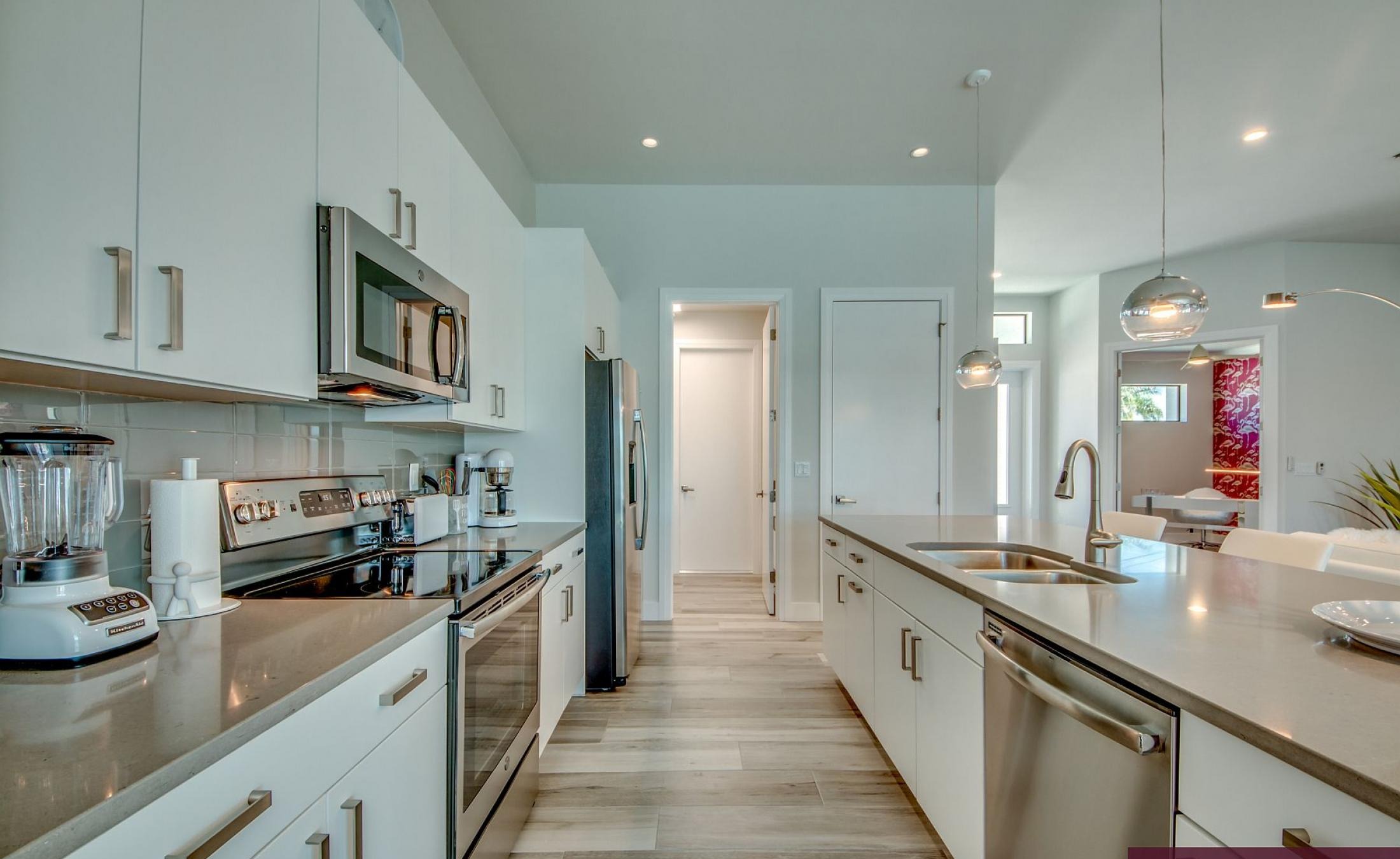 Beheizter Pool mit Sunledge und Blick auf den See/Frischwasserkanal.