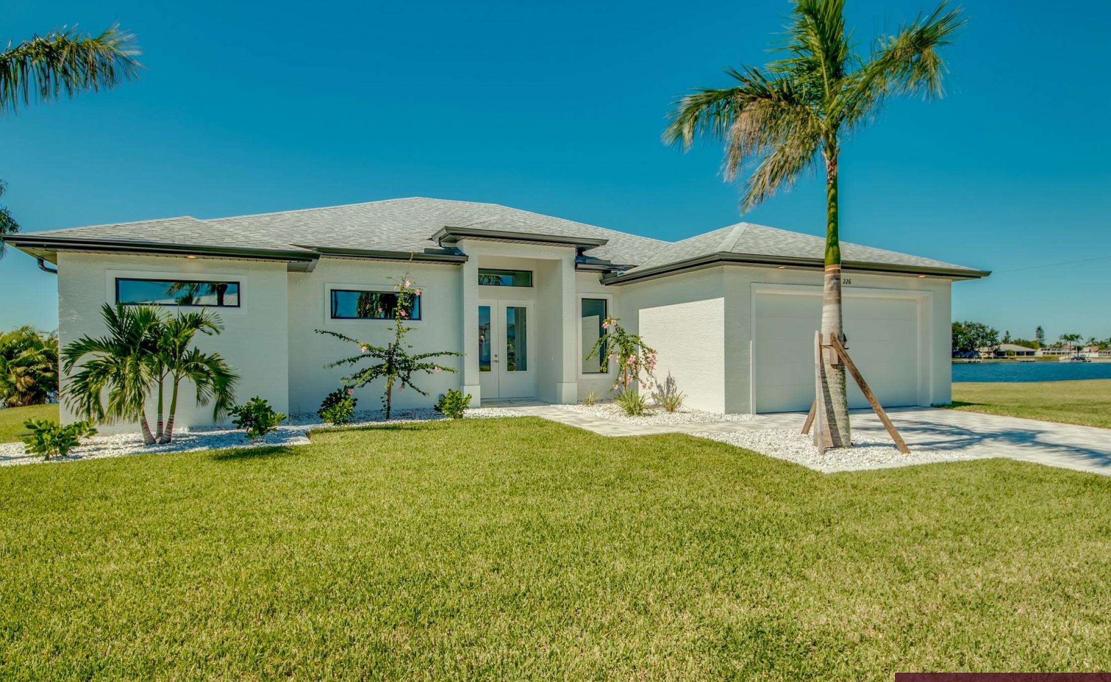 Beheizter Pool mit Sunledge und Blick auf den See in Südwestlage.
