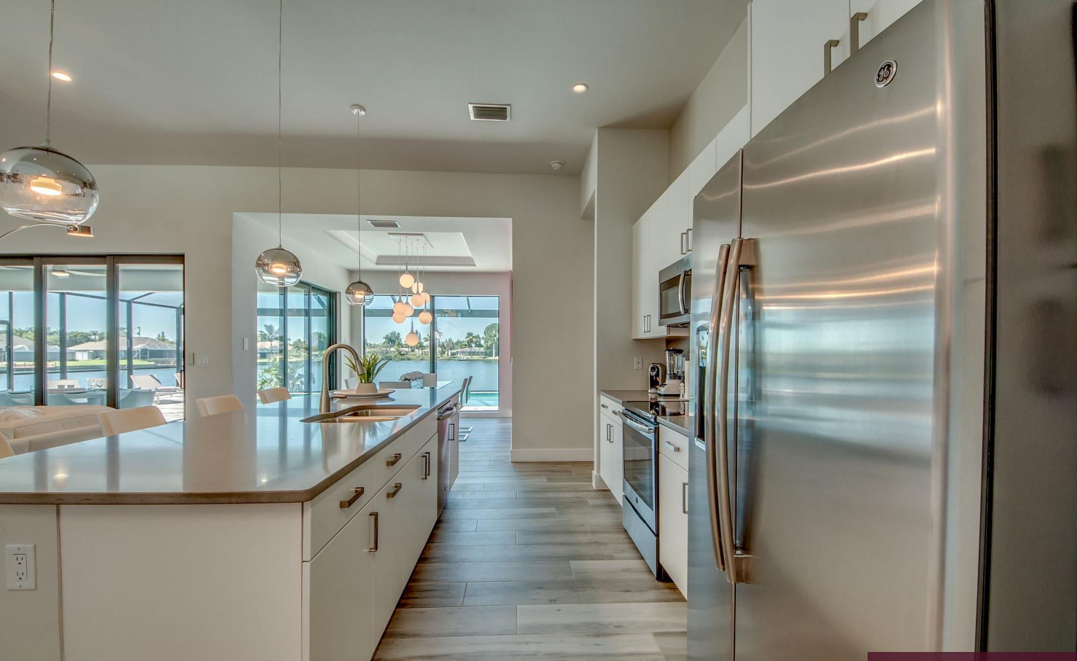 Beheizter Pool mit Sunledge und Blick auf den See.