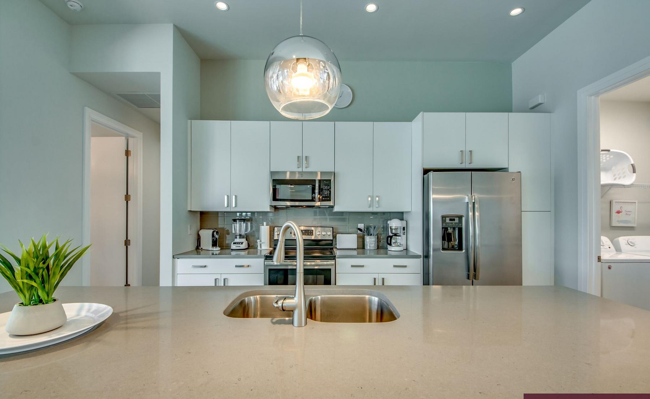 Beheizter Pool mit Sunledge und Blick auf den See/Frischwasserkanal.