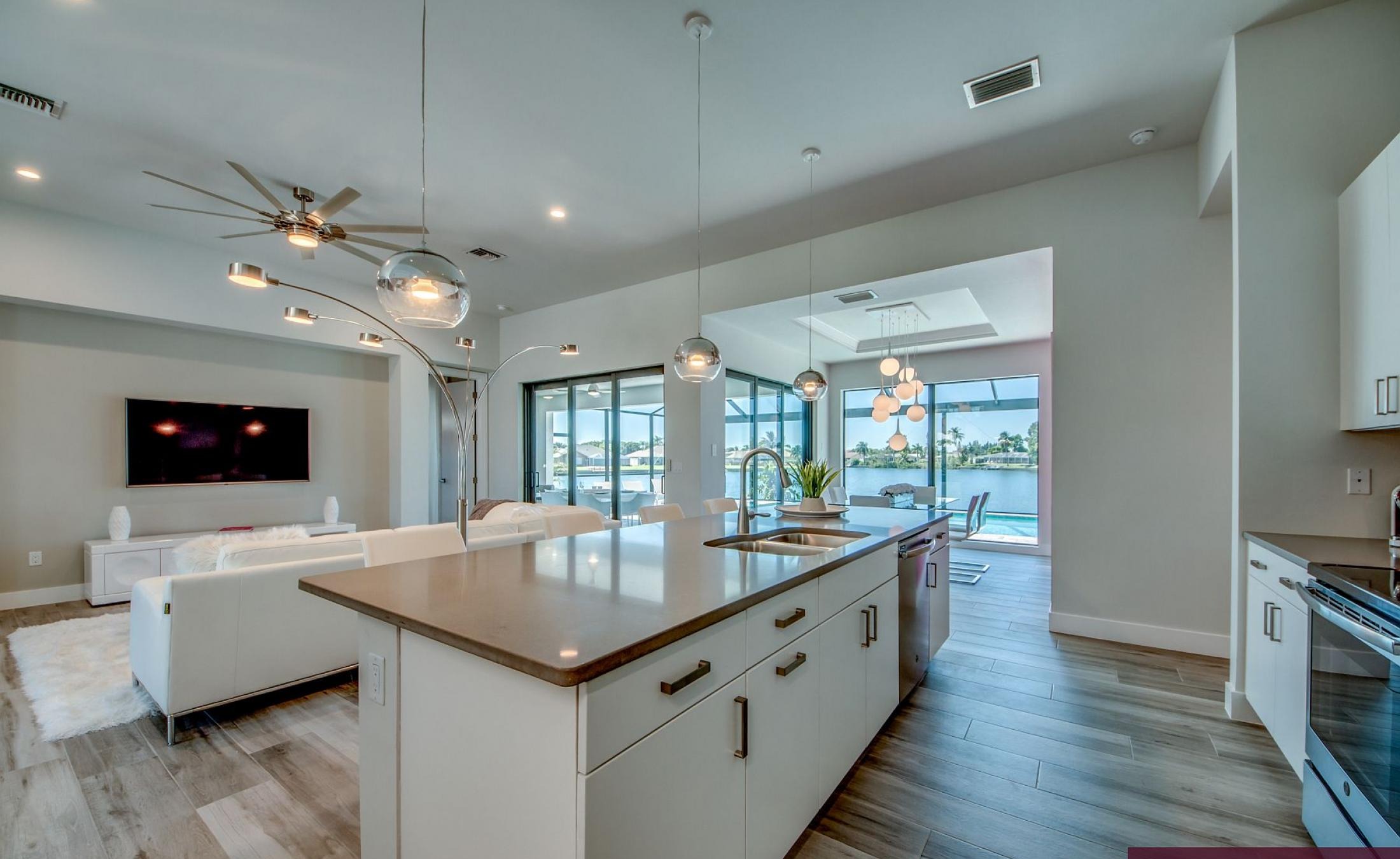 Beheizter Pool mit Sunledge und Liegen am Seeufer.