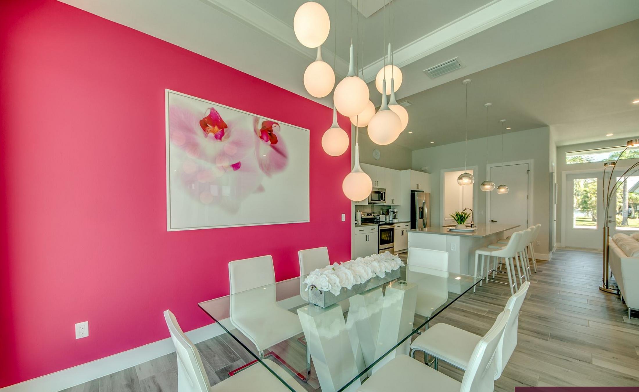 Beheizter Pool mit Sunledge und Liegen am Seeufer.