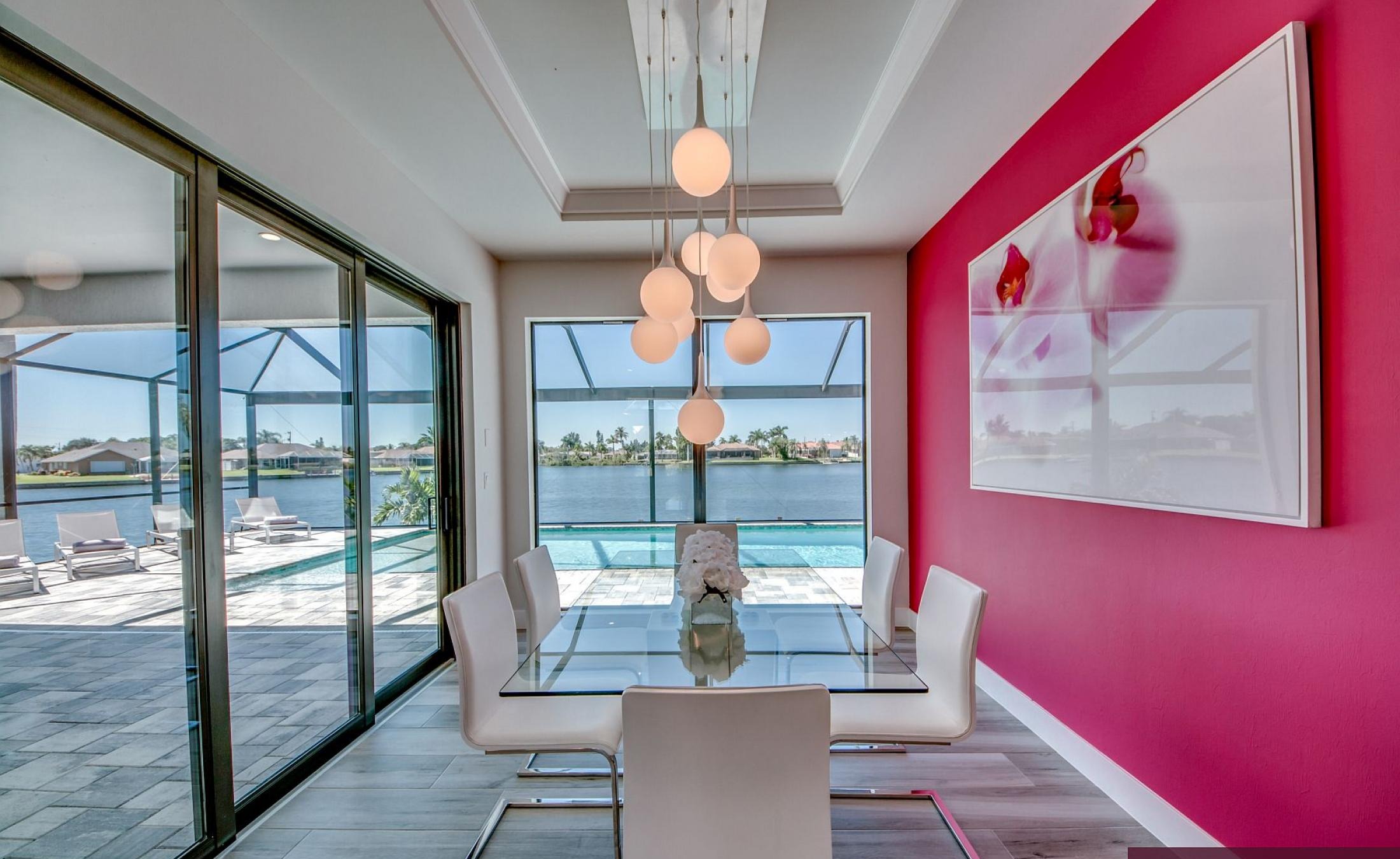 Beheizter Pool mit Sunledge und Blick auf den See.