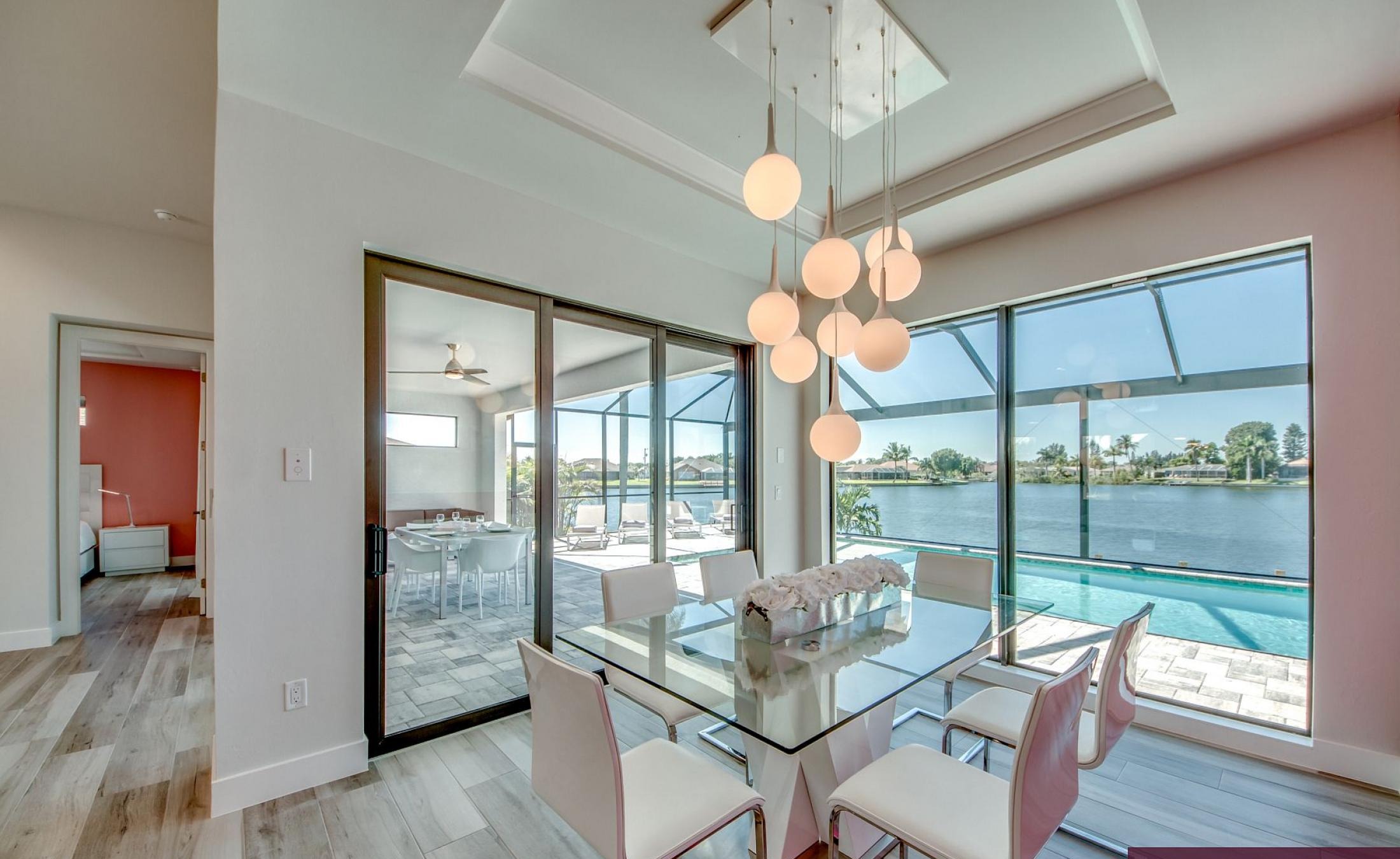 Beheizter Pool mit Sunledge und Blick auf den See/Frischwasserkanal.