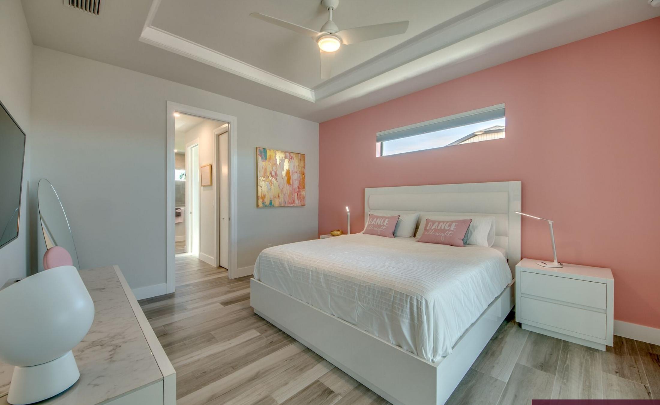 Beheizter Pool mit Sunledge und Blick auf den See/Frischwasserkanal.