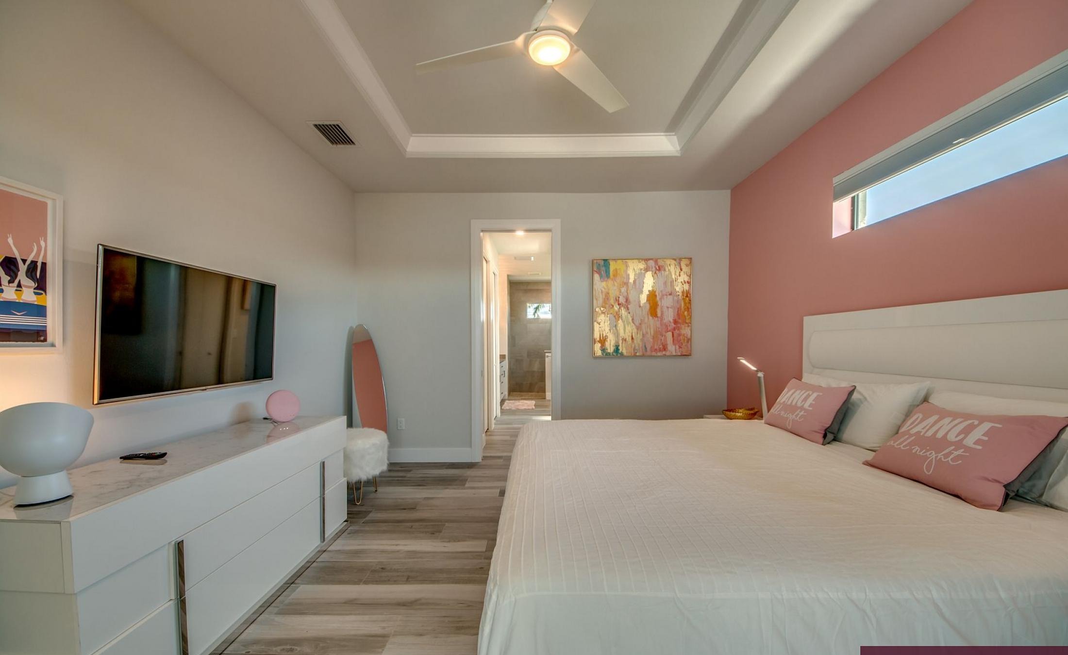 Beheizter Pool mit Sunledge und Gasgrill im Außenbereich.