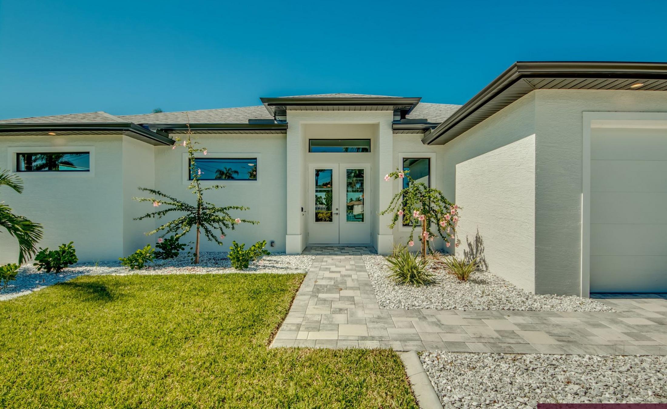 Beheizter Pool mit Sunledge und Blick auf den See.