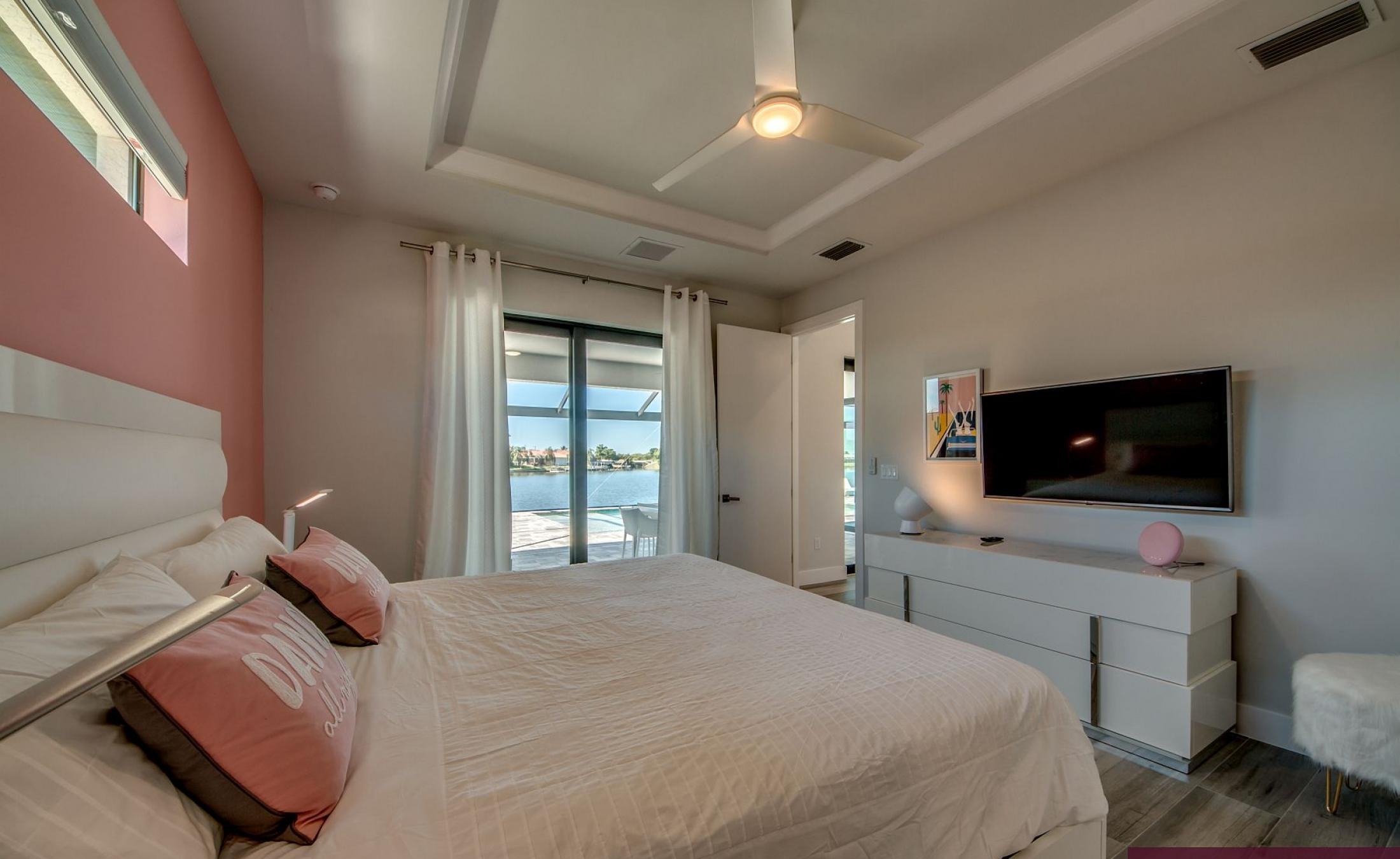 Beheizter Pool mit Sunledge und Gasgrill auf der Terrasse am See