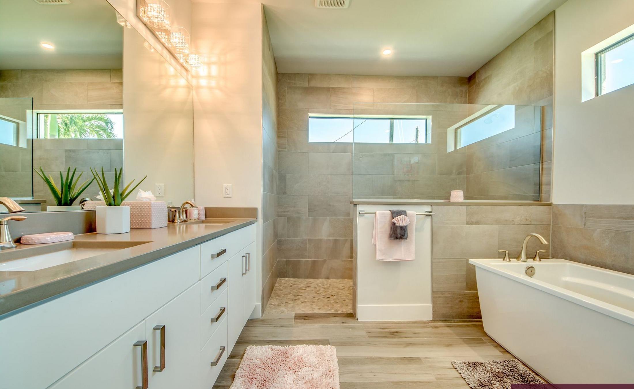 Beheizter Pool mit Sunledge und Gasgrill auf der Terrasse mit Seeblick.