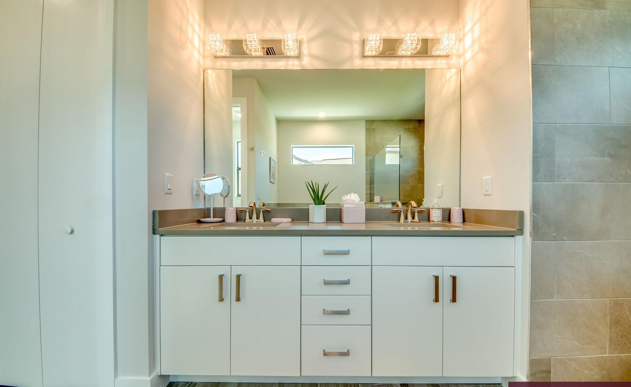 Beheizter Pool mit Sunledge und Liegen am Seeufer.