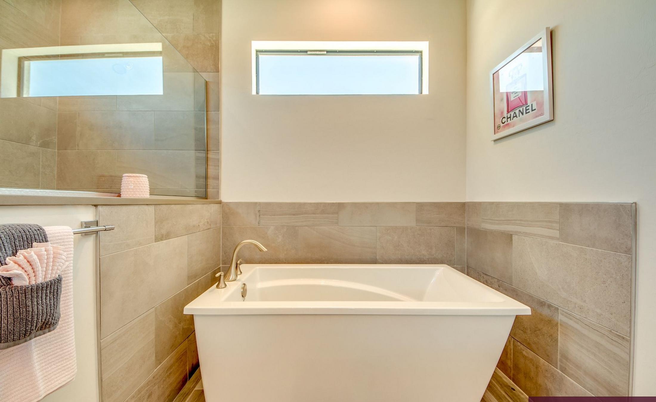 Beheizter Pool mit Sunledge und Blick auf den See/Frischwasserkanal.