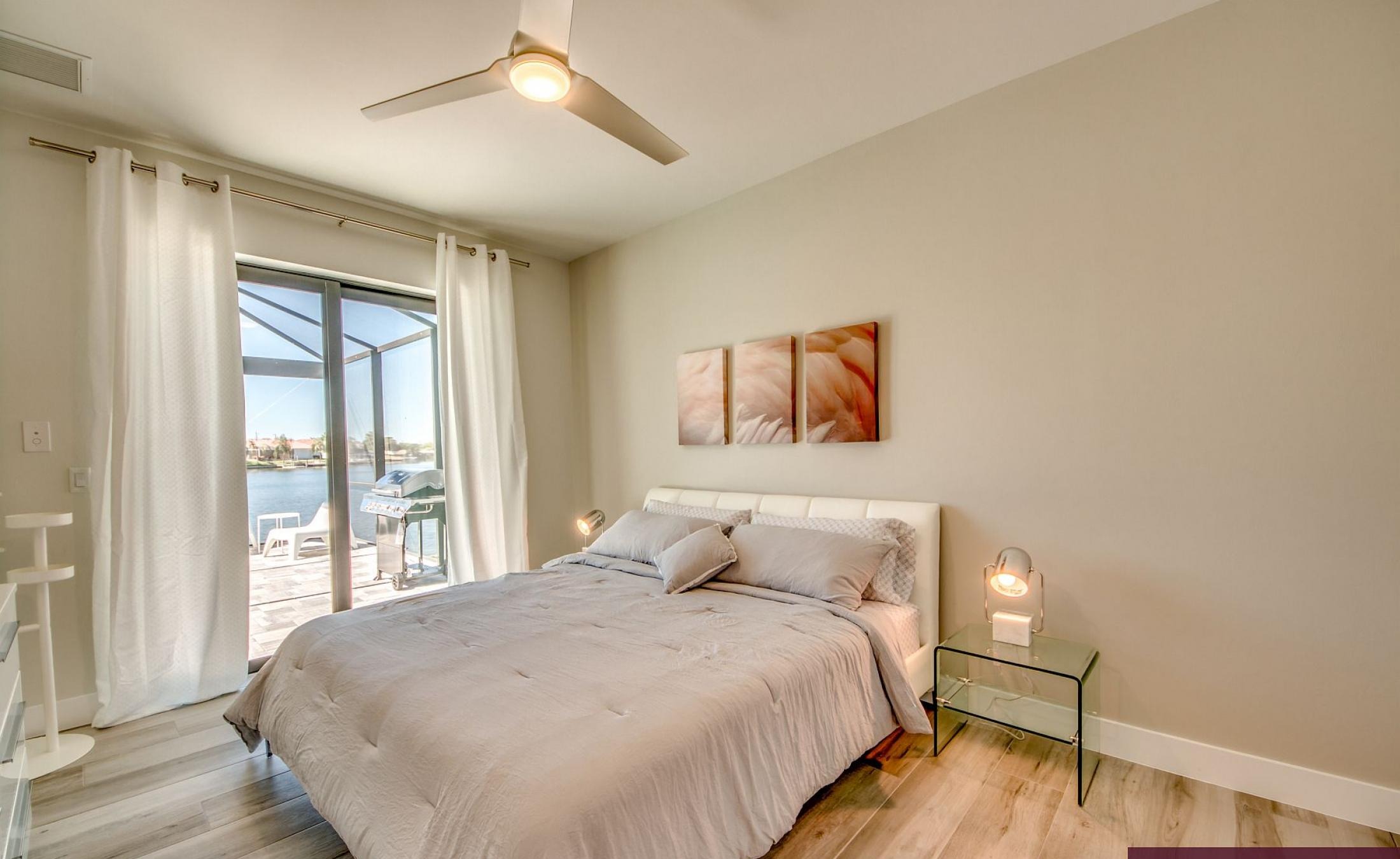 Beheizter Pool mit Sunledge und Liegen auf der Terrasse am See.