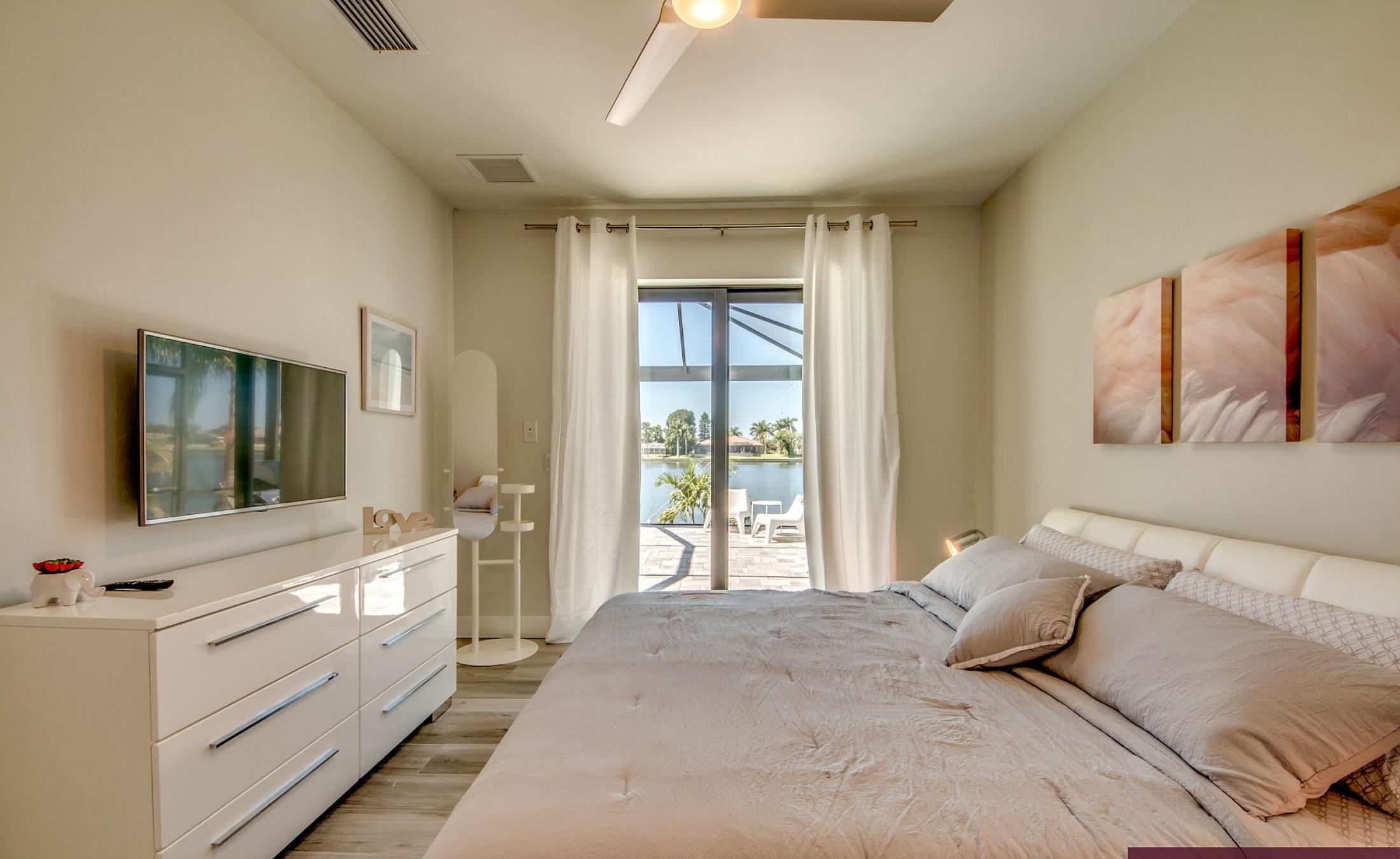 Beheizter Pool mit Sunledge und Blick auf den See.