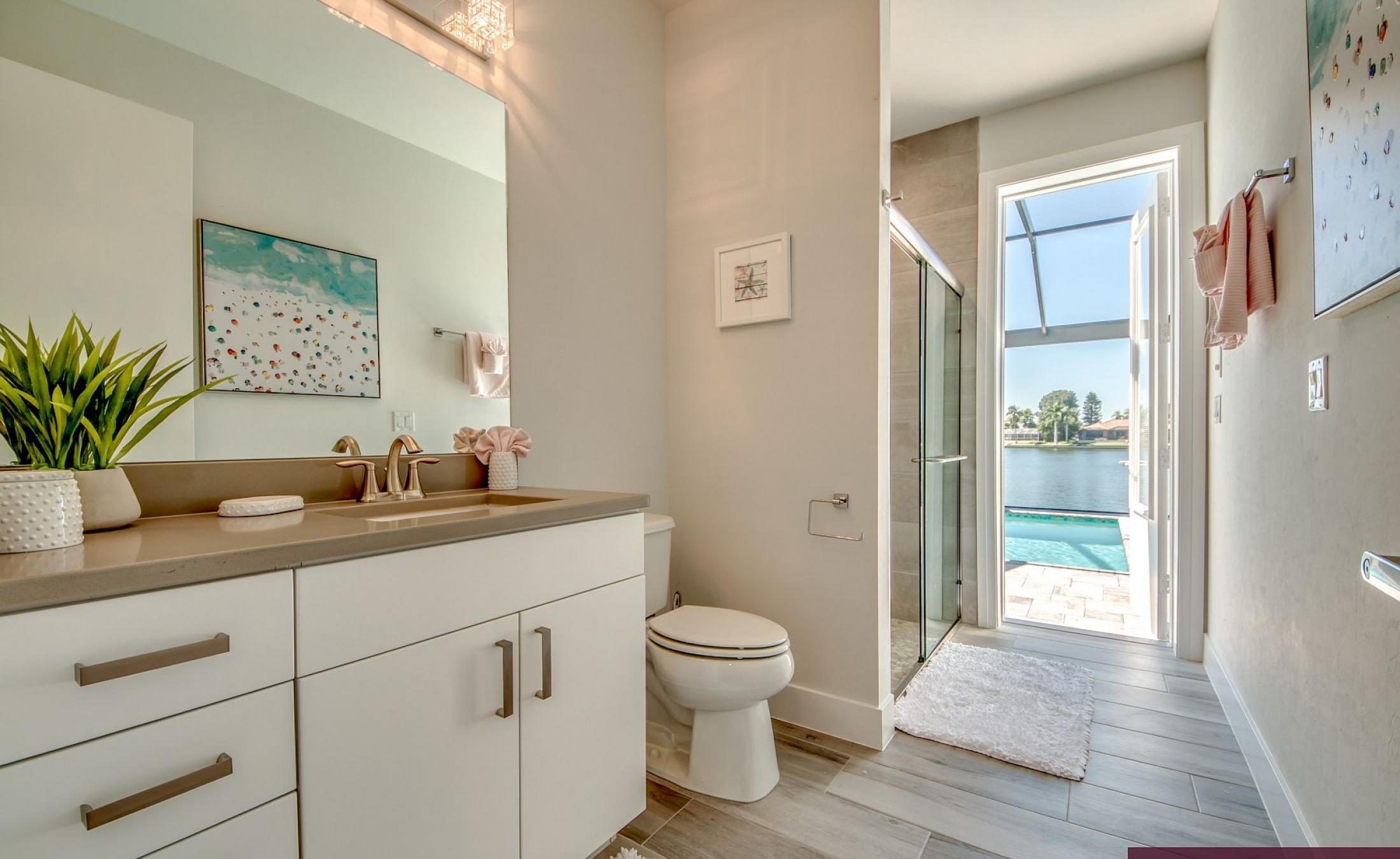 Beheizter Pool mit Sunledge und Blick auf den See/Frischwasserkanal.