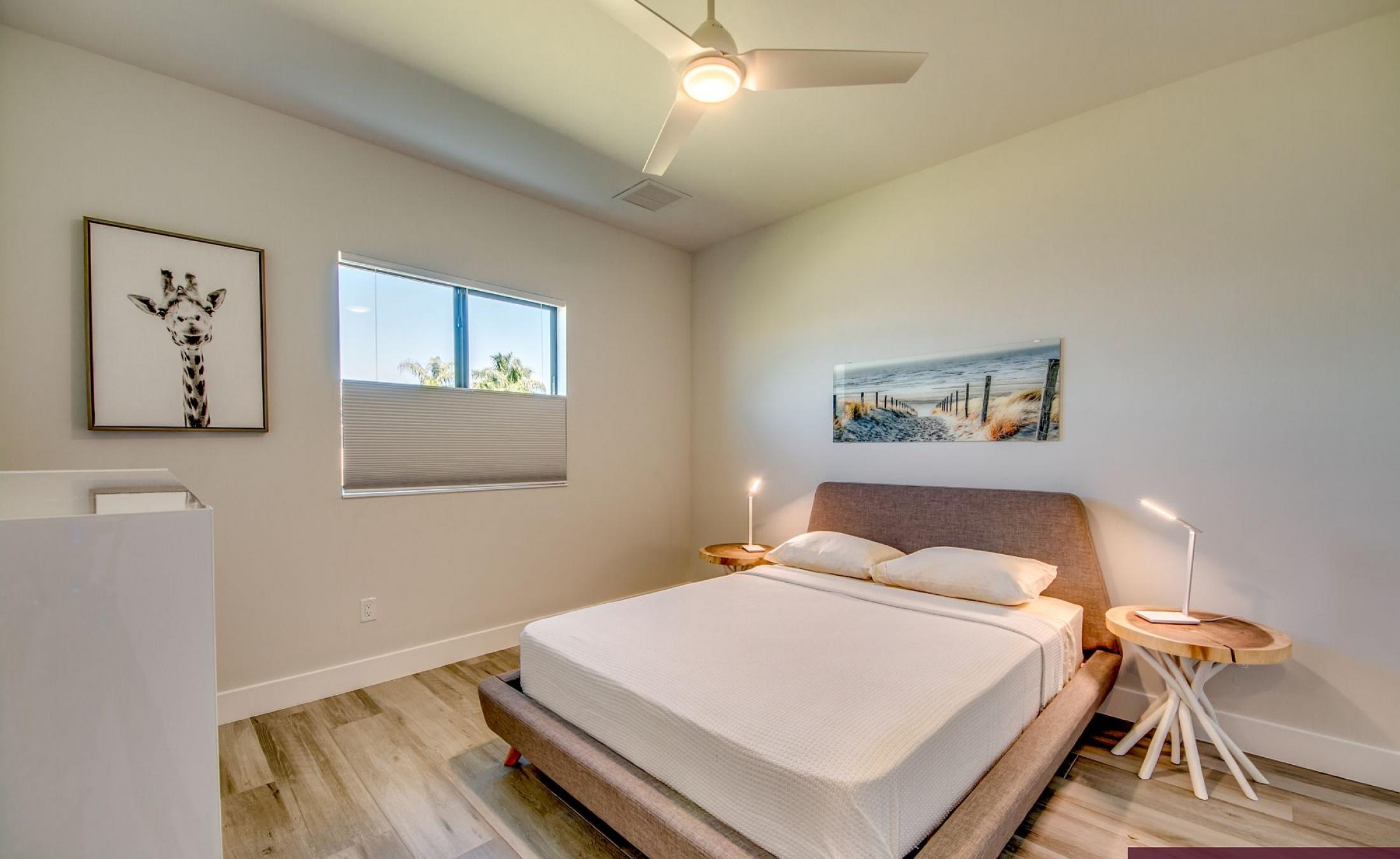 Beheizter Pool mit Sunledge und Blick auf den See bei Sonnenuntergang.