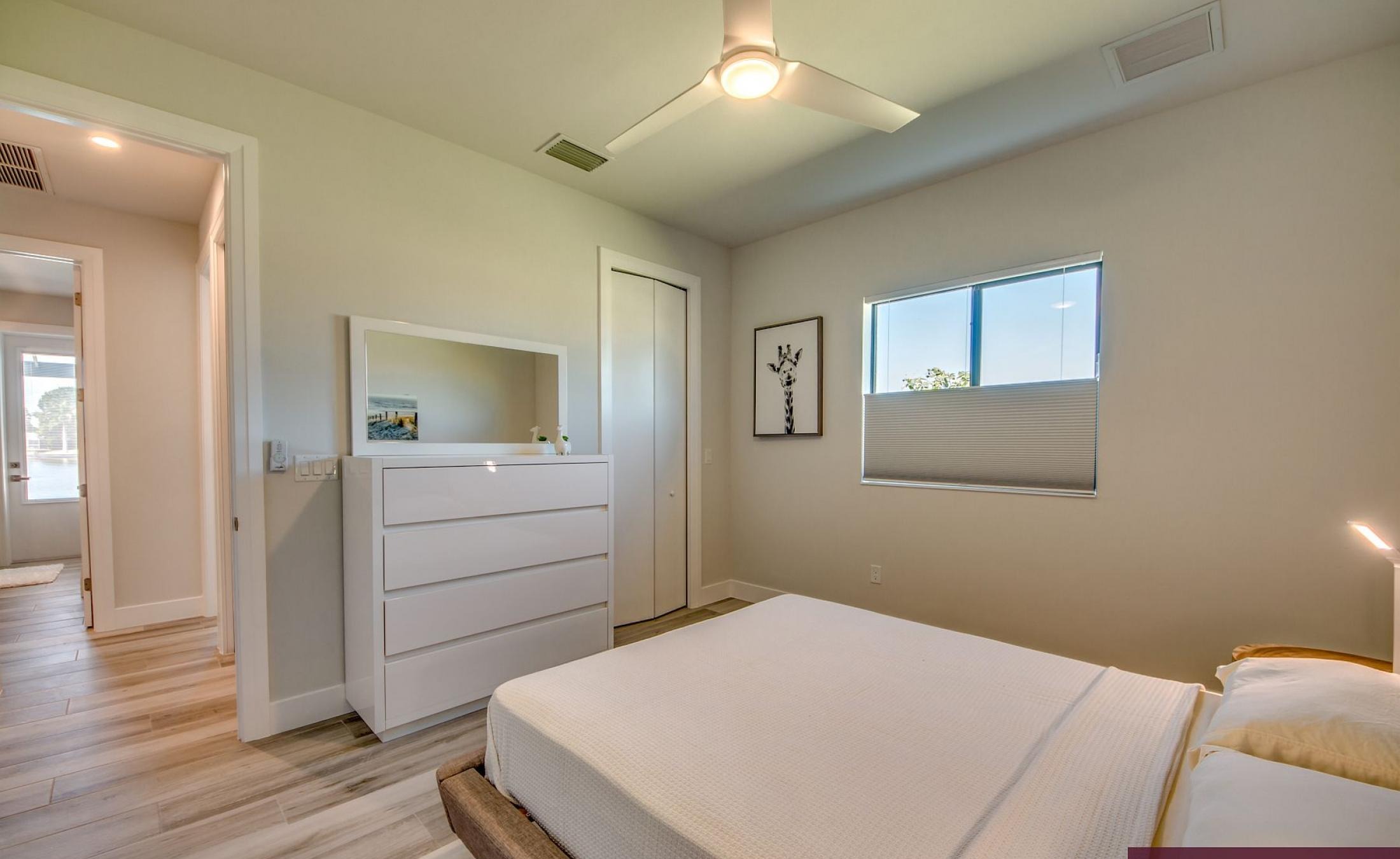 Beheizter Pool mit Sunledge und Blick auf den See bei Sonnenuntergang.