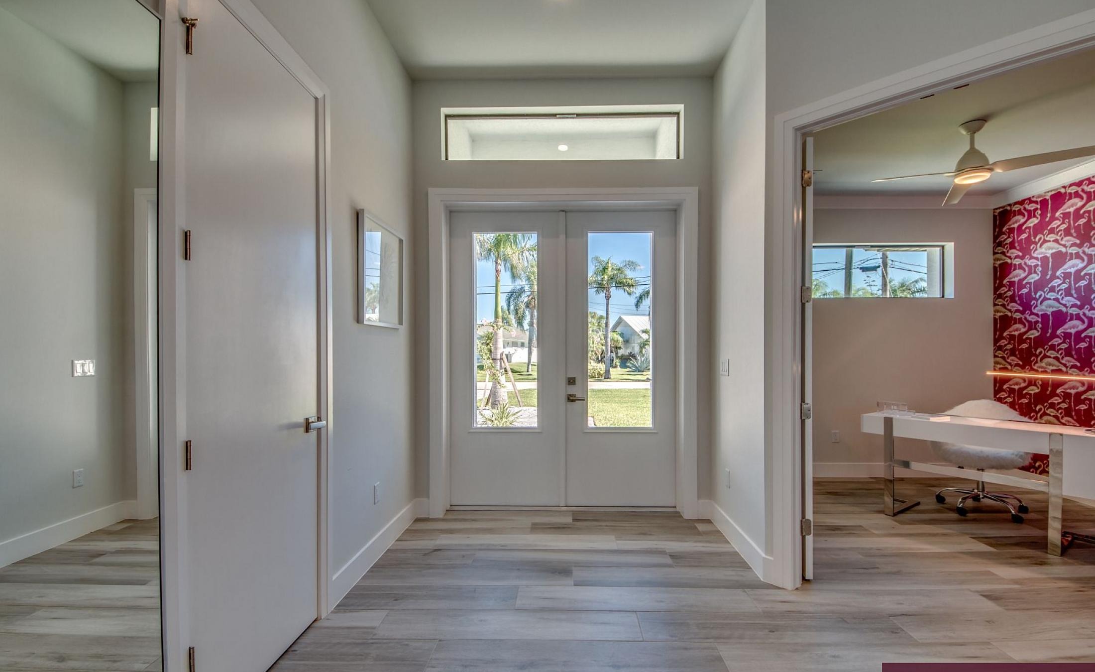 Beheizter Pool mit Sunledge und Blick auf den See/Frischwasserkanal.