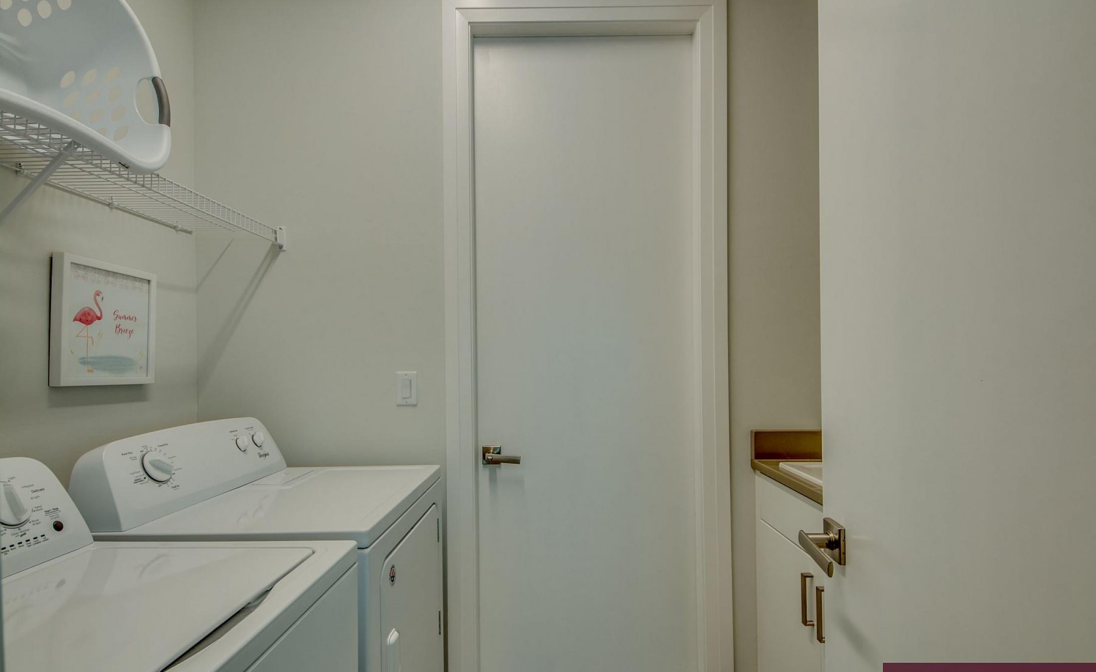 Beheizter Pool mit Sunledge und Liegen am Seeufer.