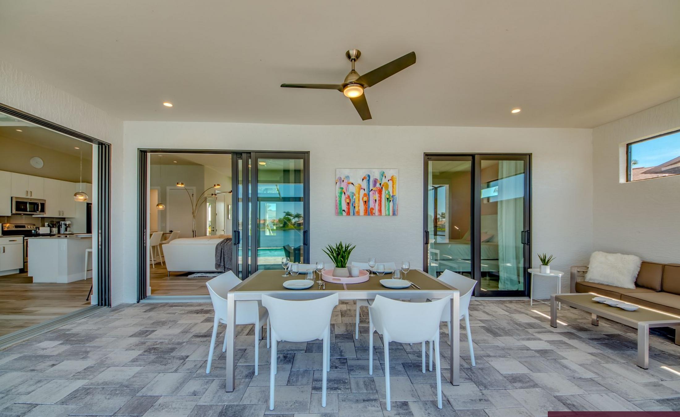 Beheizter Pool mit Sunledge und Blick auf den See.